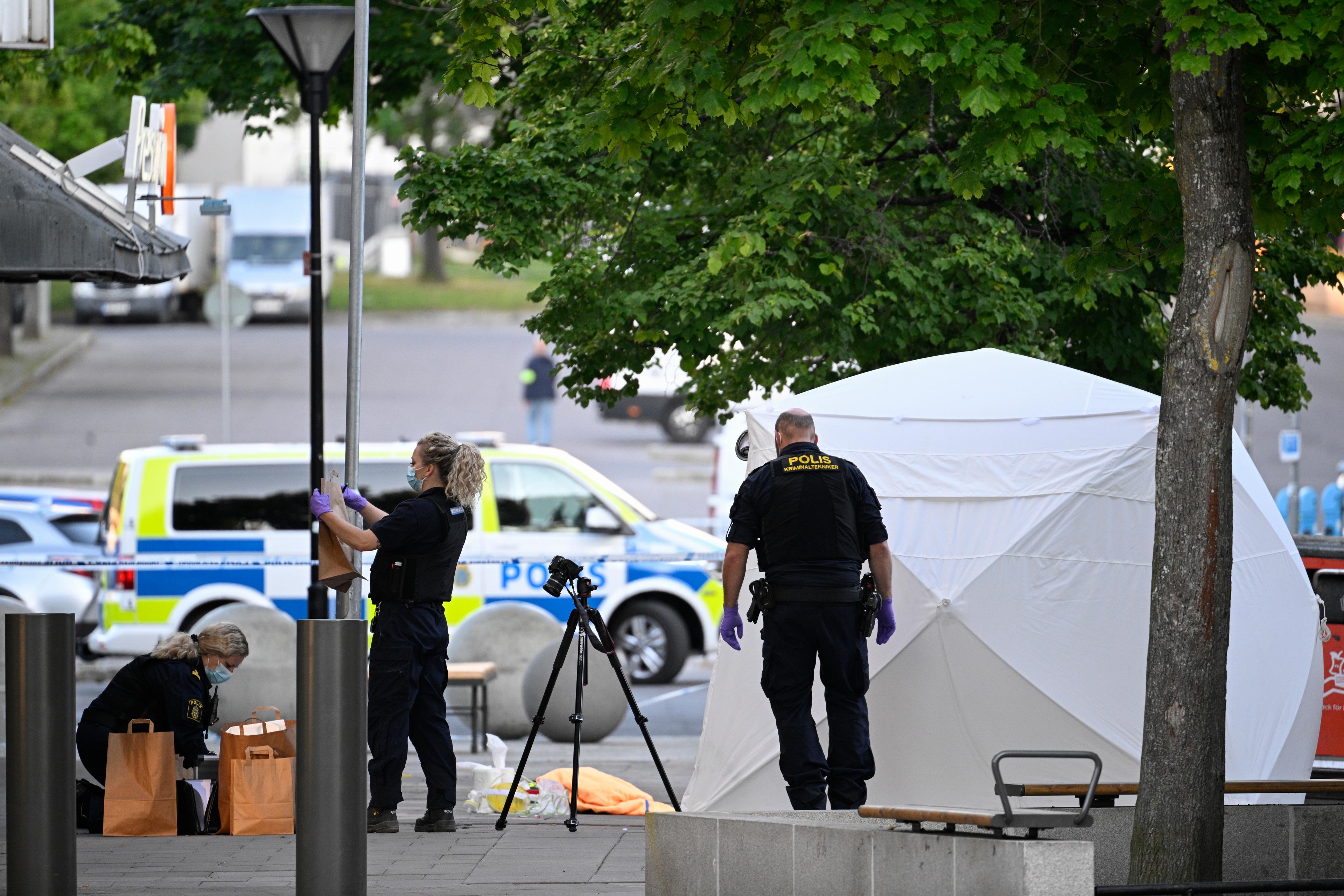 Polis på plats efter skottlossningen där två personer dödades i Farsta söder om Stockholm sommaren 2023. Foto: Anders Wiklund/TT