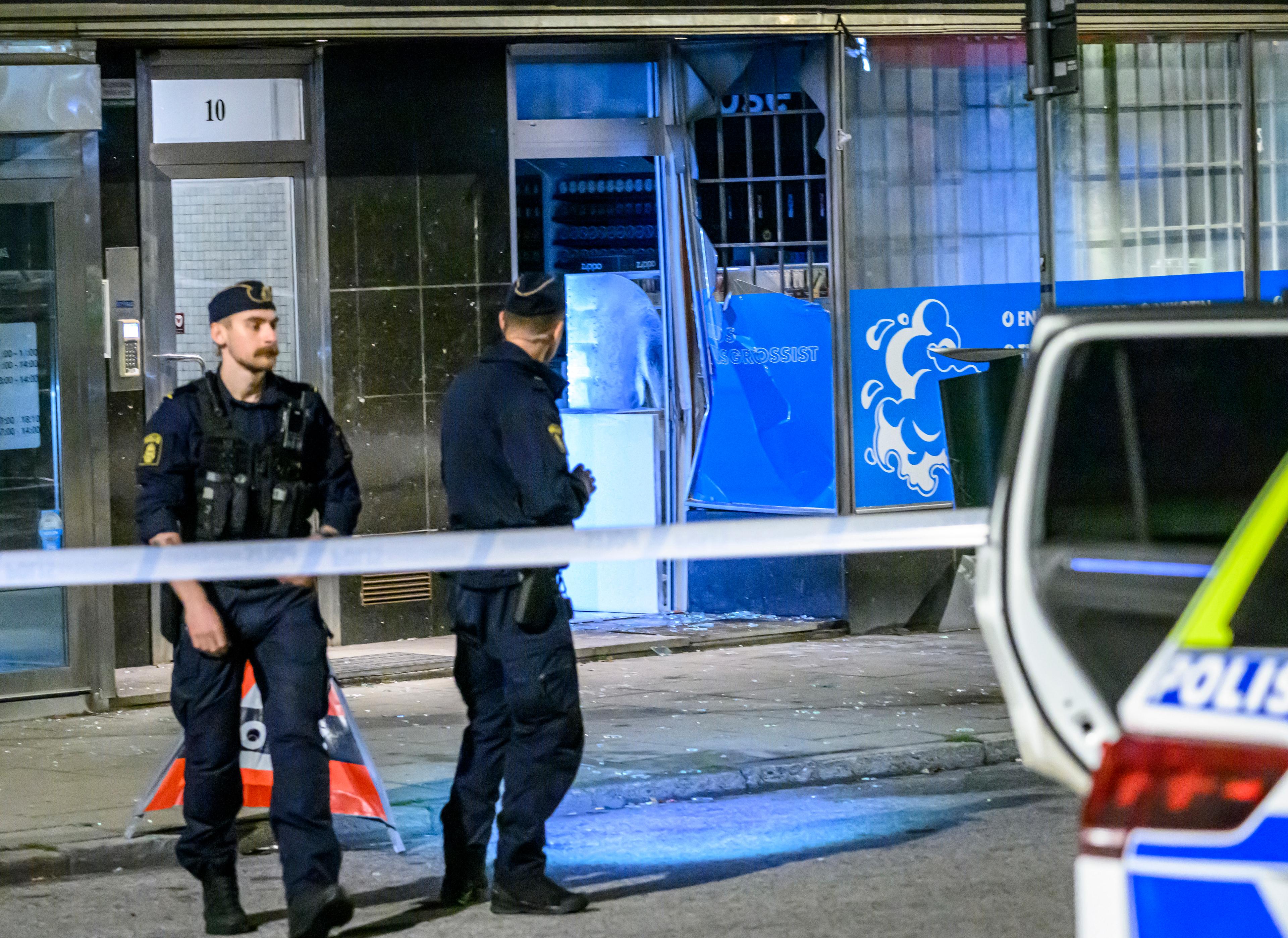 Polis på plats vid en butik i Malmö där något exploderat. Foto: Johan Nilsson / TT