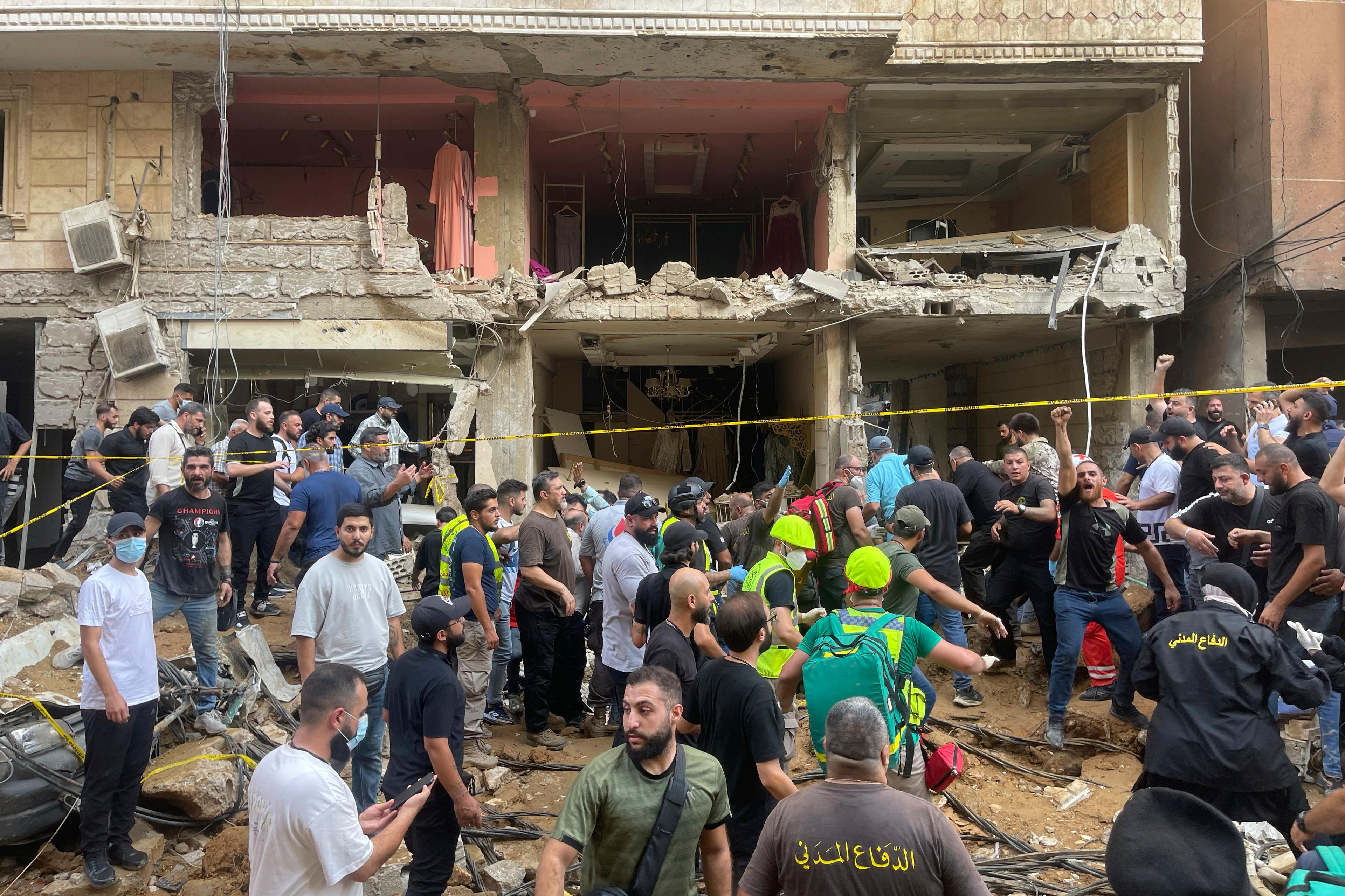 Förstörelsen är stor efter Israels attack i en förort i södra Beirut. Foto: Bilal Hussein/AP/TT