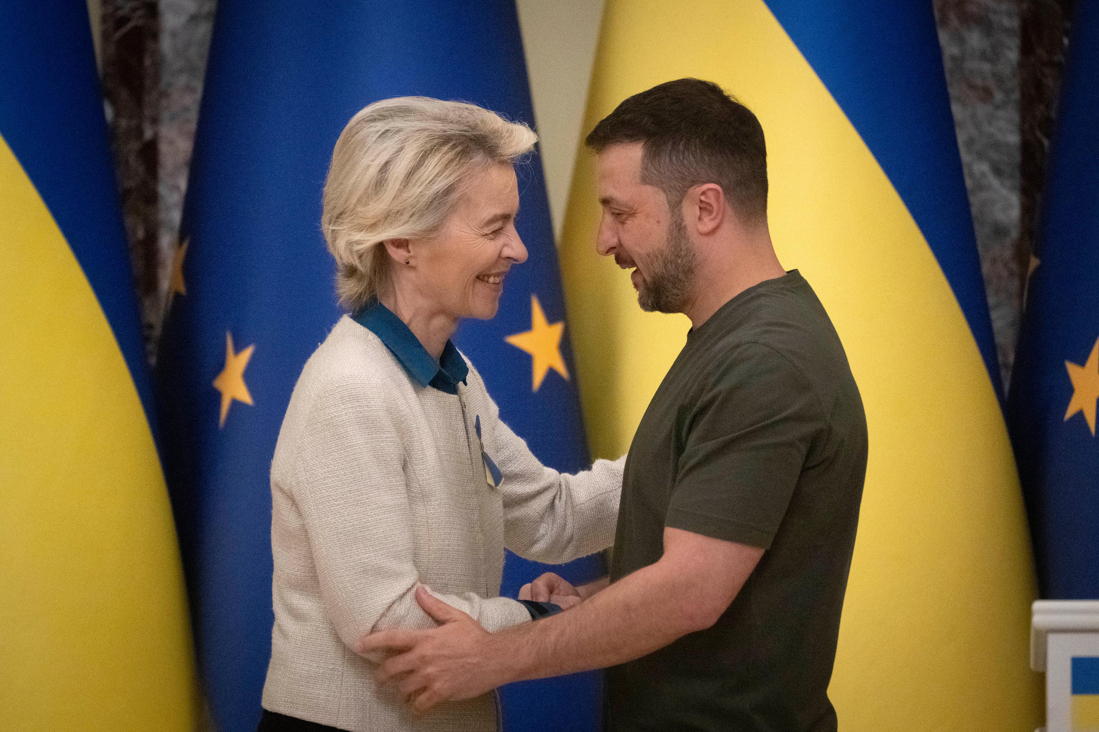 EU-kommissionens ordförande Ursula von der Leyen och Ukrainas president Volodymyr Zelenskyj i Kiev på fredagen. Foto: Efrem Lukatsky/AP/TT