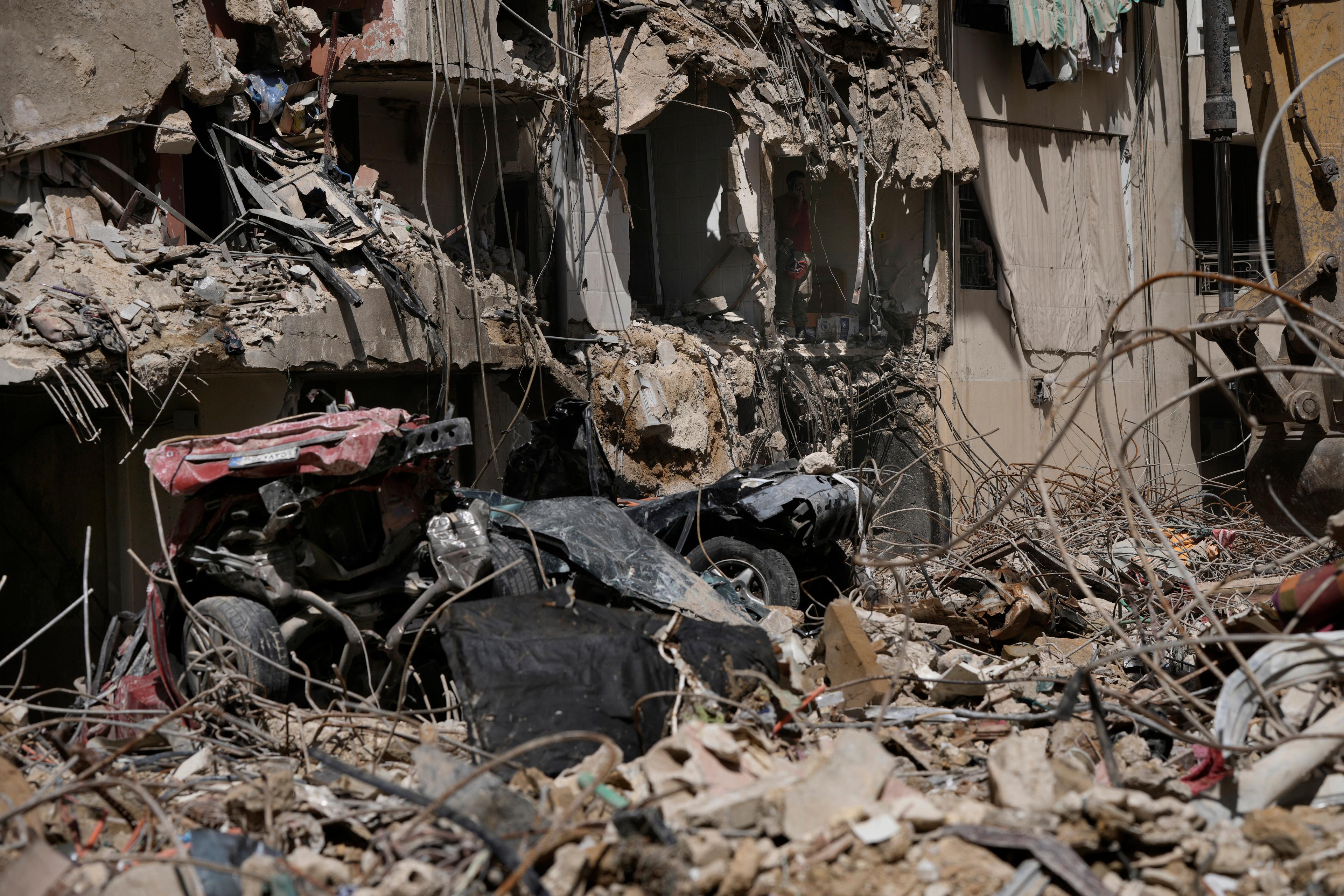 Rasmassor i södra Beirut efter Israels attack i fredags. Foto: Bilal Hussein/AP/TT