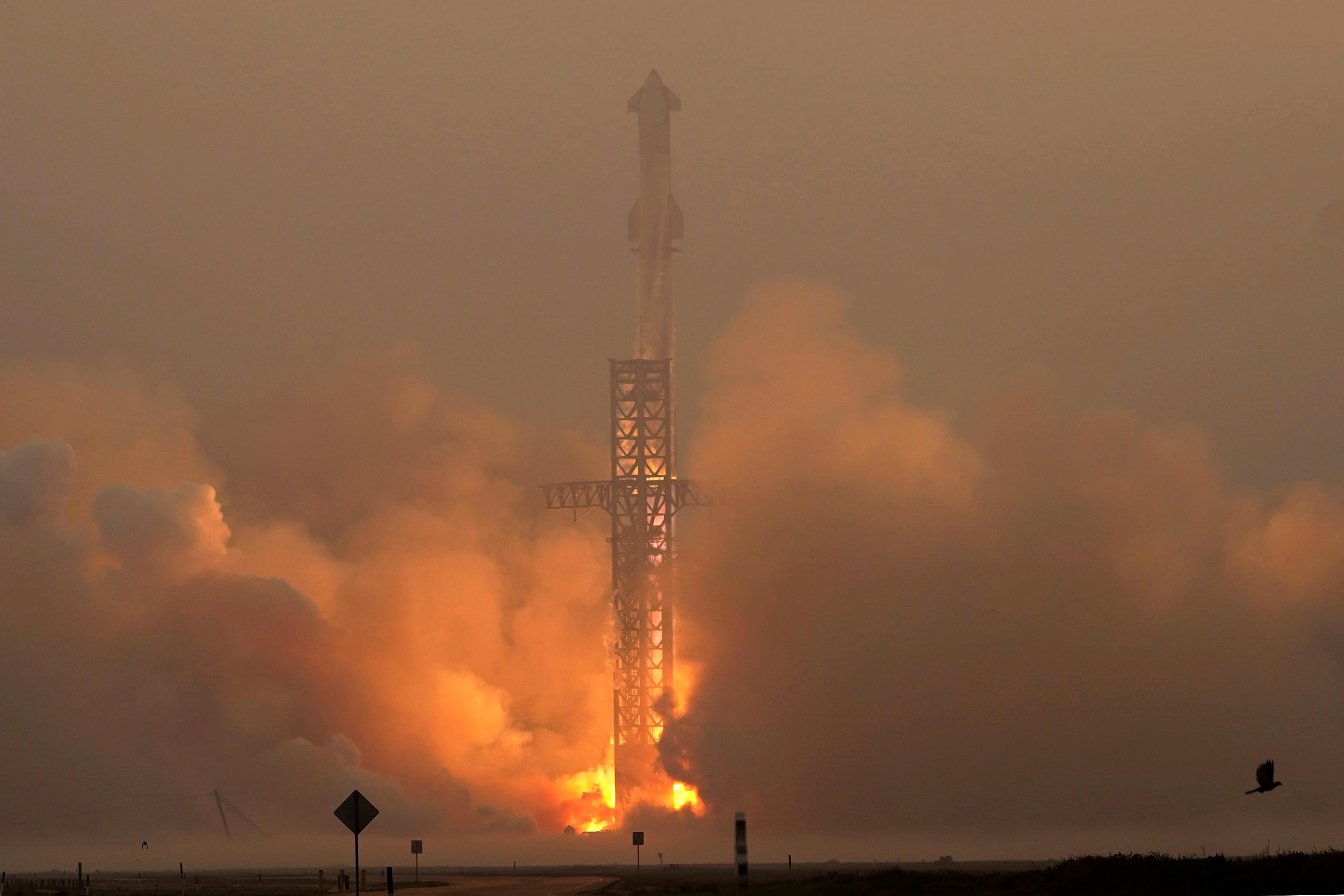 Rymdfarkosten Starship skjuts upp för ett test i Texas. Bild från i juni. Foto: Eric Gay/AP/TT