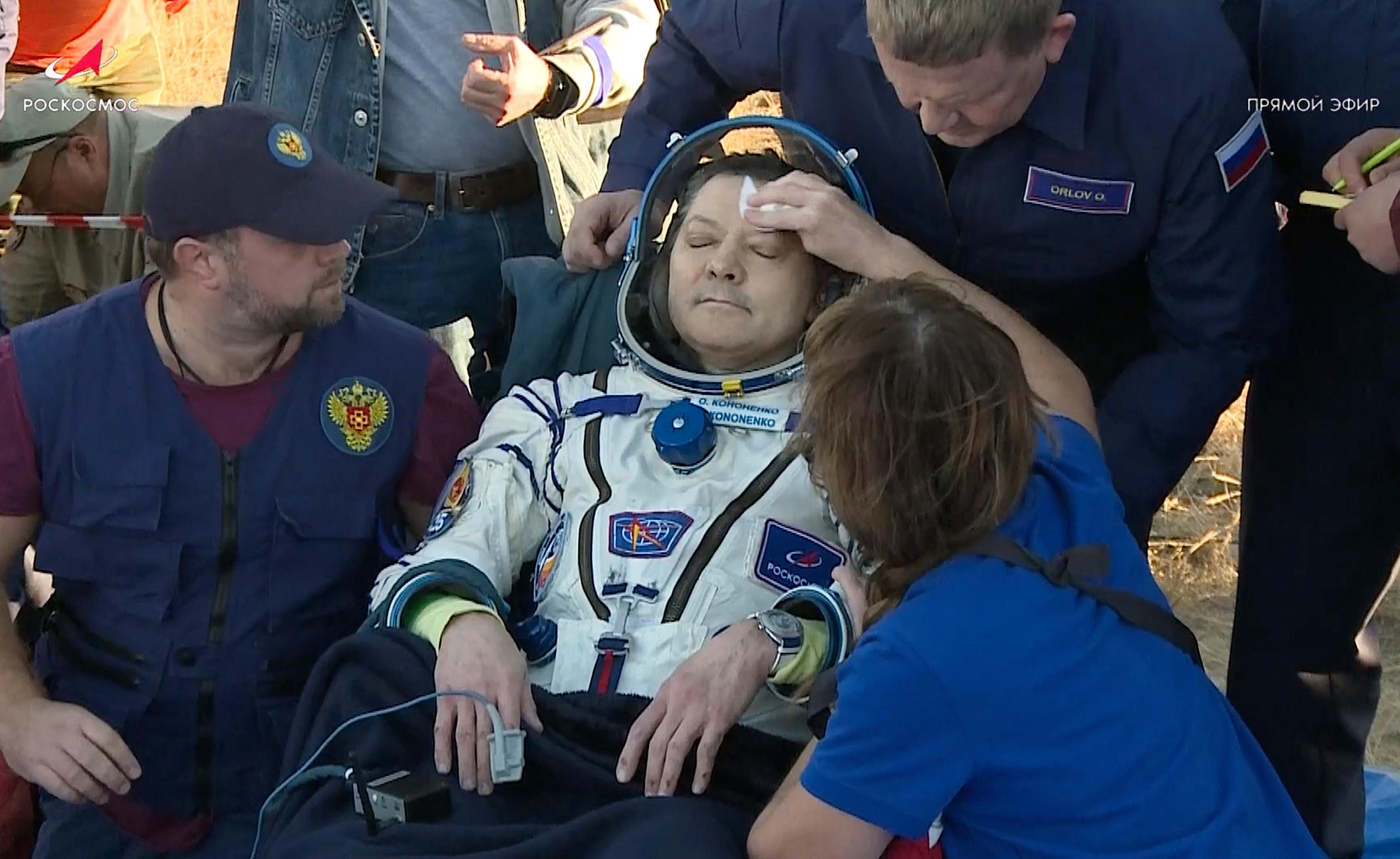 Oleg Kononenko har återvänt efter 374 dagar ombord på ISS. Den 60-årige kosmonauten slår rekord då han under fem resor sammanlagt varit i rymden i 1|111 dagar. Foto: Ryska Roscosmos via AP/TT