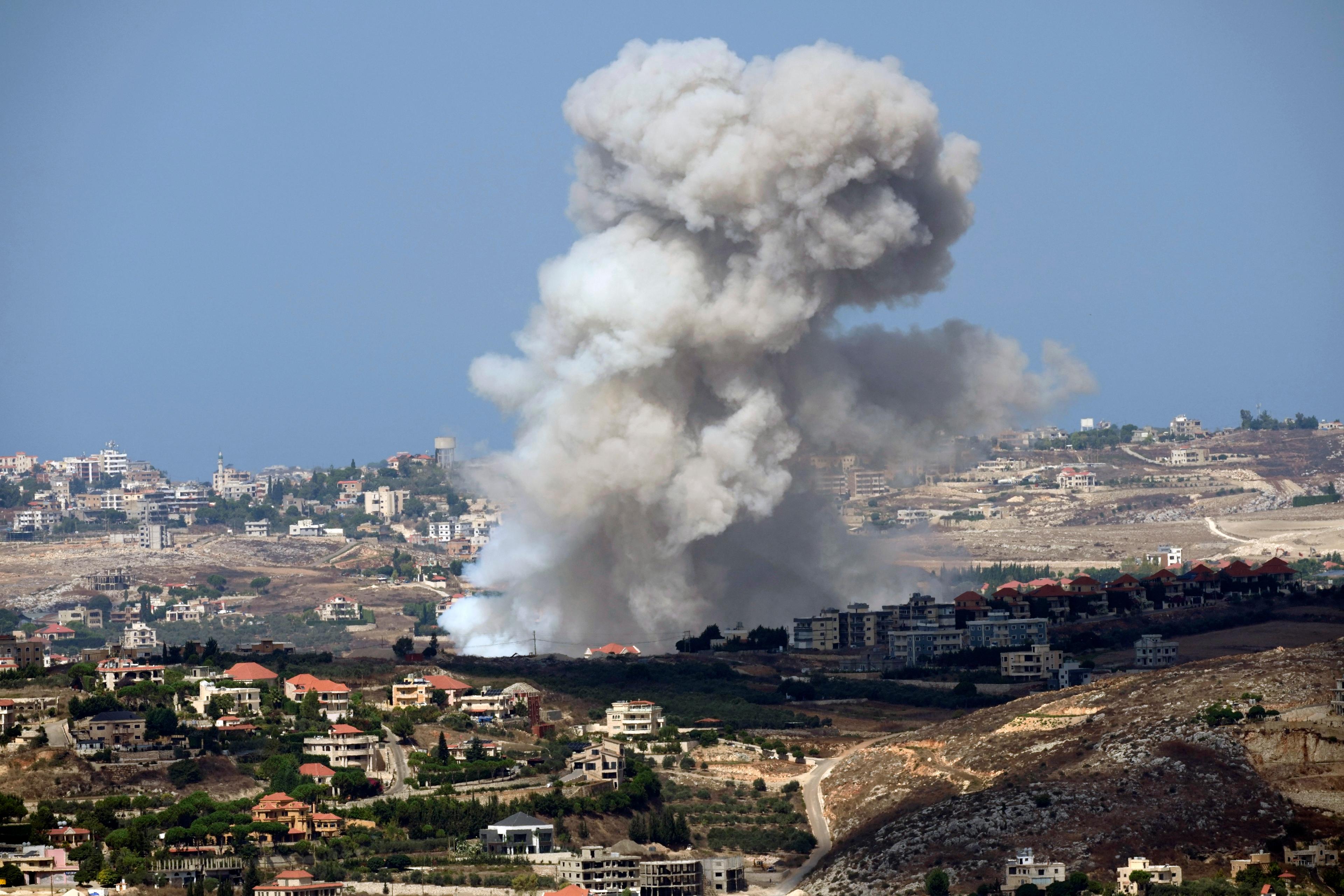 Rök över Nabatiye i södra Libanon. Foto: Hussein Malla/AP/TT