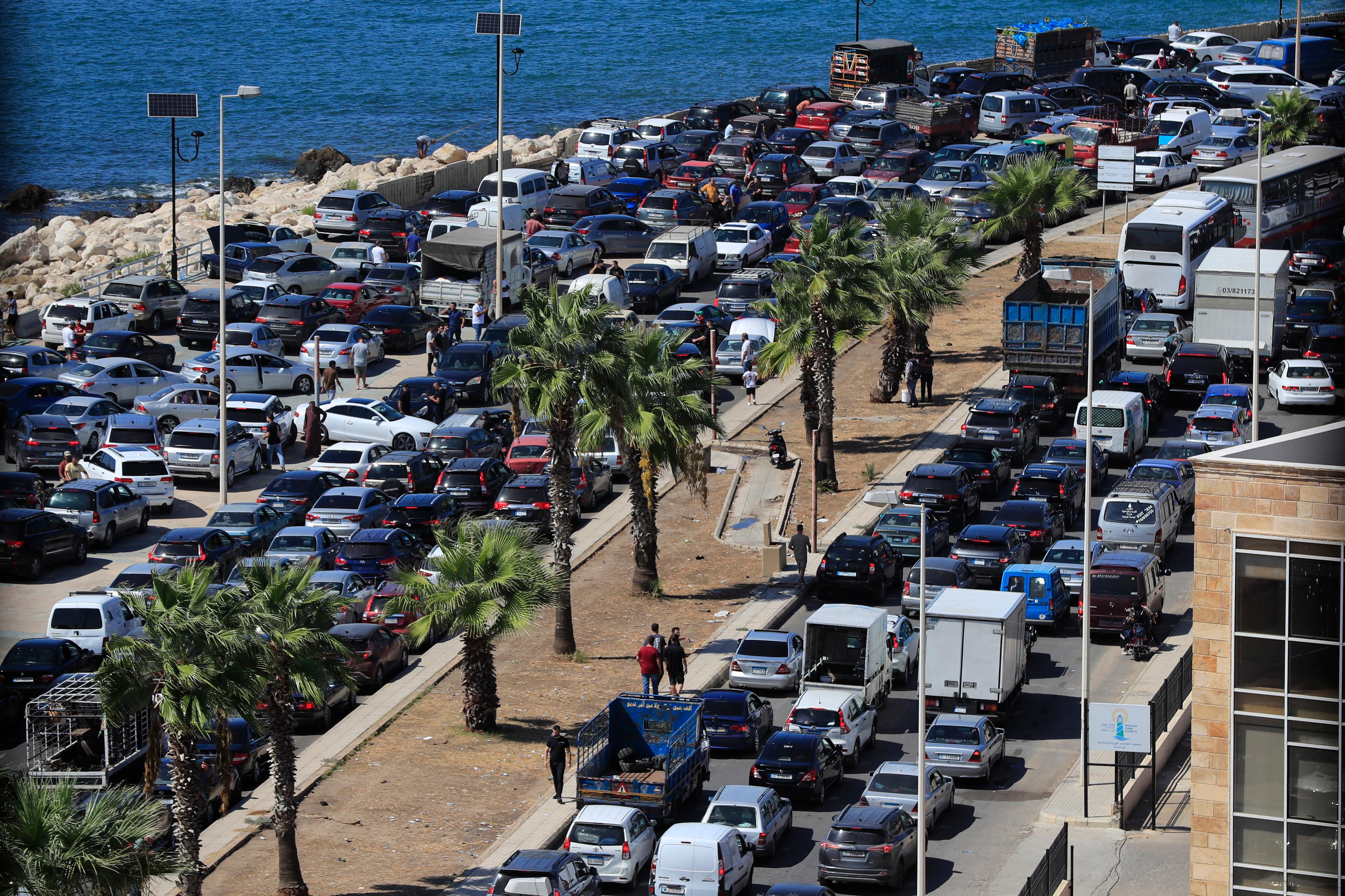 Bilköerna ringlar långa när civila libaneser flyr Israels attacker, här i Sidon söder om Beirut. Foto: Mohammed Zaatari/AP/TT