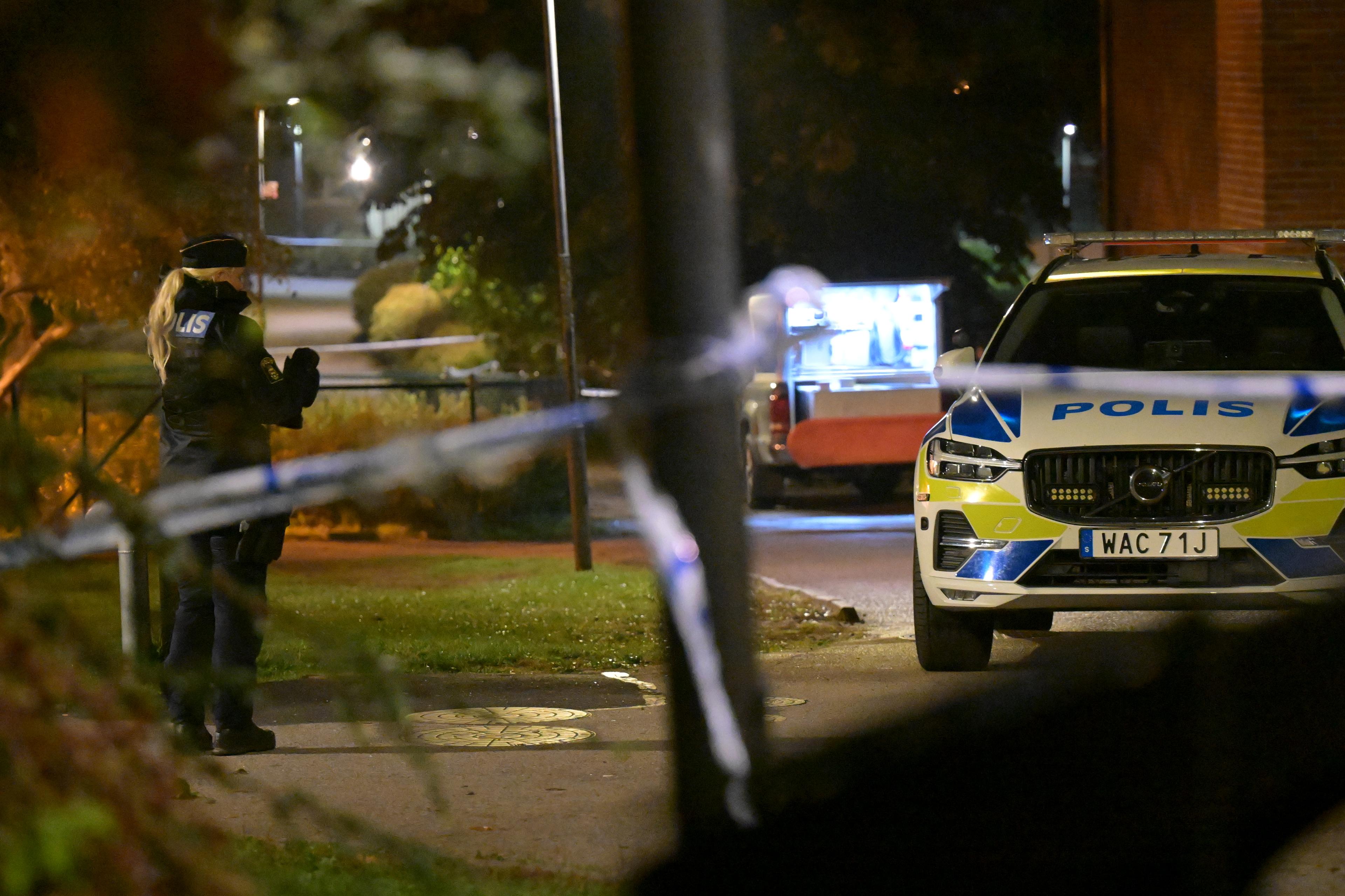 Polis på platsen där en man sköts till döds i Uddevalla i lördags kväll. Foto: Björn Larsson Rosvall/TT