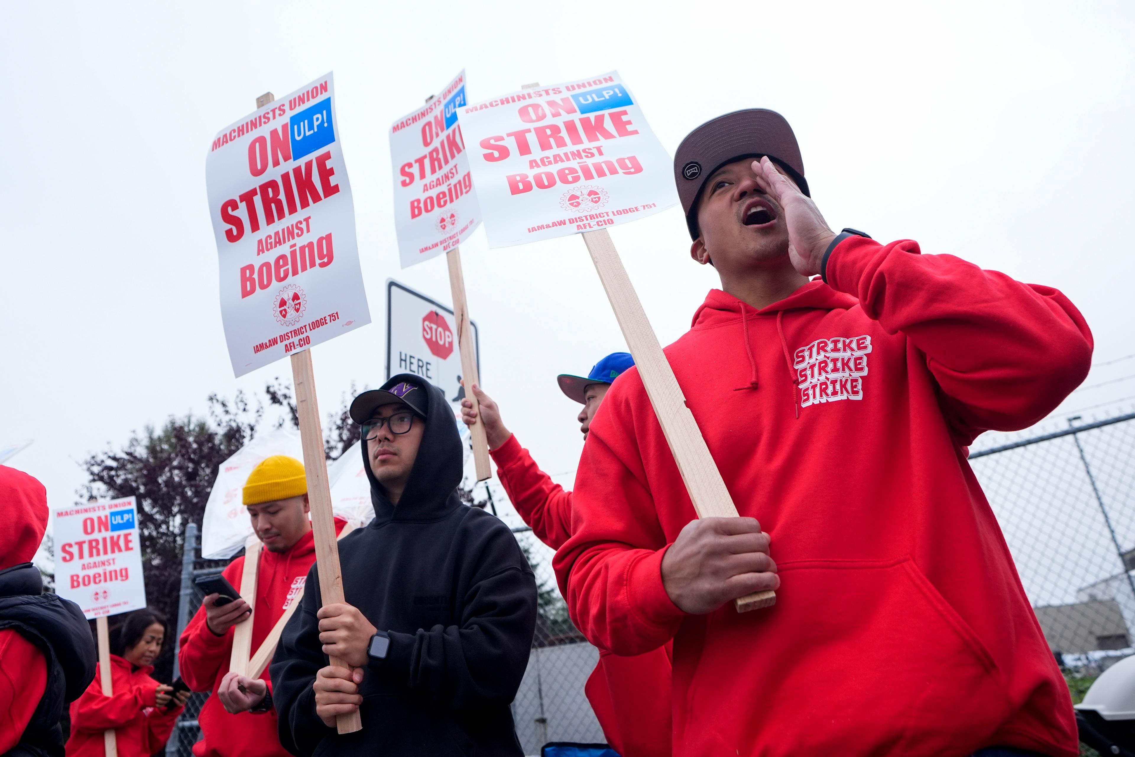 Boeing-anställda strejkar i närheten av bolagets fabrik i Everett i Washington. Bilden är tagen 15 september. Foto: Lindsey Wasson/AP/TT