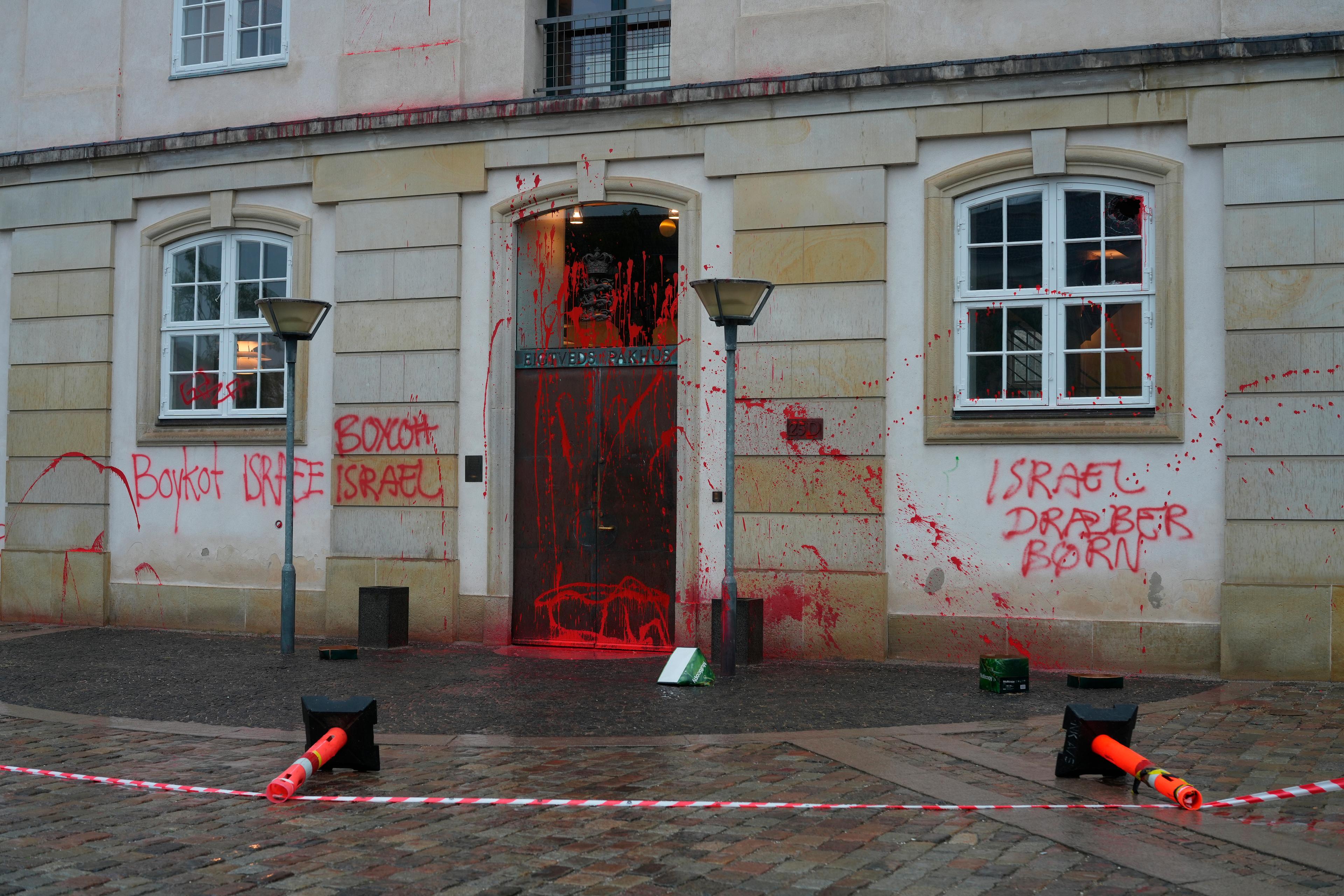 Danmarks utrikesdepartement i Köpenhamn har angripits med färg och Israelkritiska budskap. Foto: Emil Helms/Scanpix Ritzau/TT