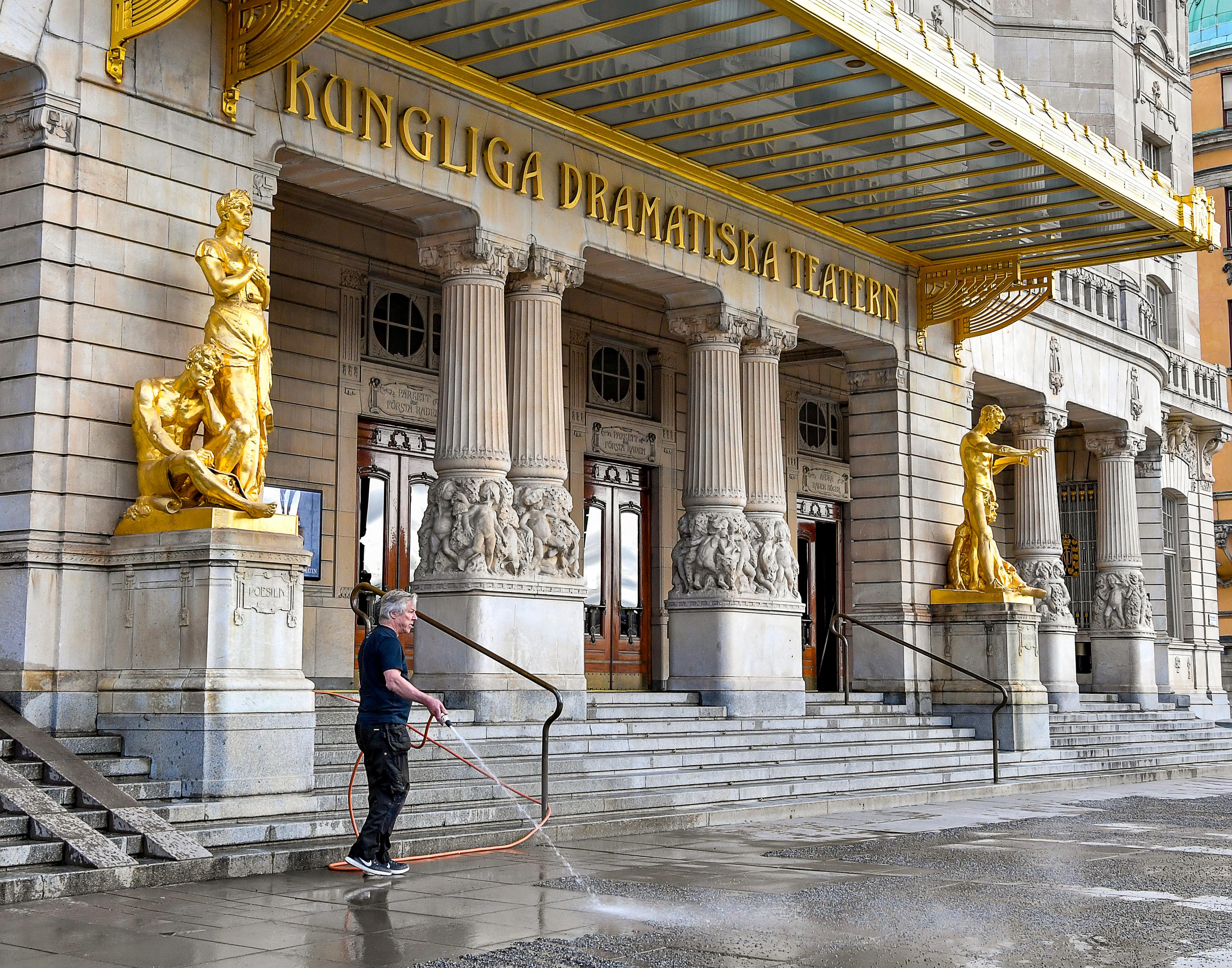 Det uppstod en vattenläcka på Dramaten under "Kung Lear" på torsdagskvällen. Foto: Jonas Ekströmer/TT