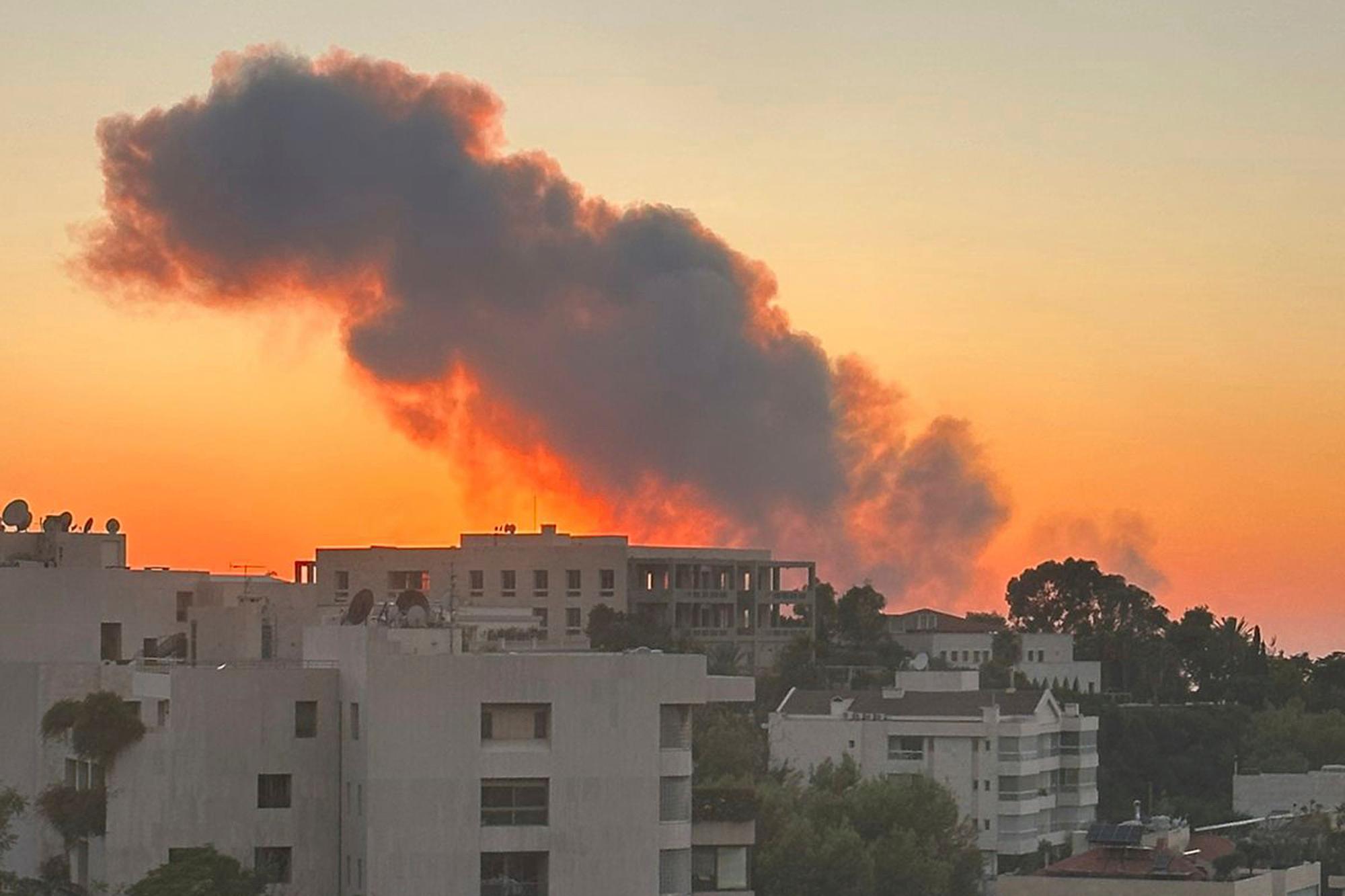 Rök som stiger efter israeliska attacker mot Beirut i Libanon. Foto: AP/TT