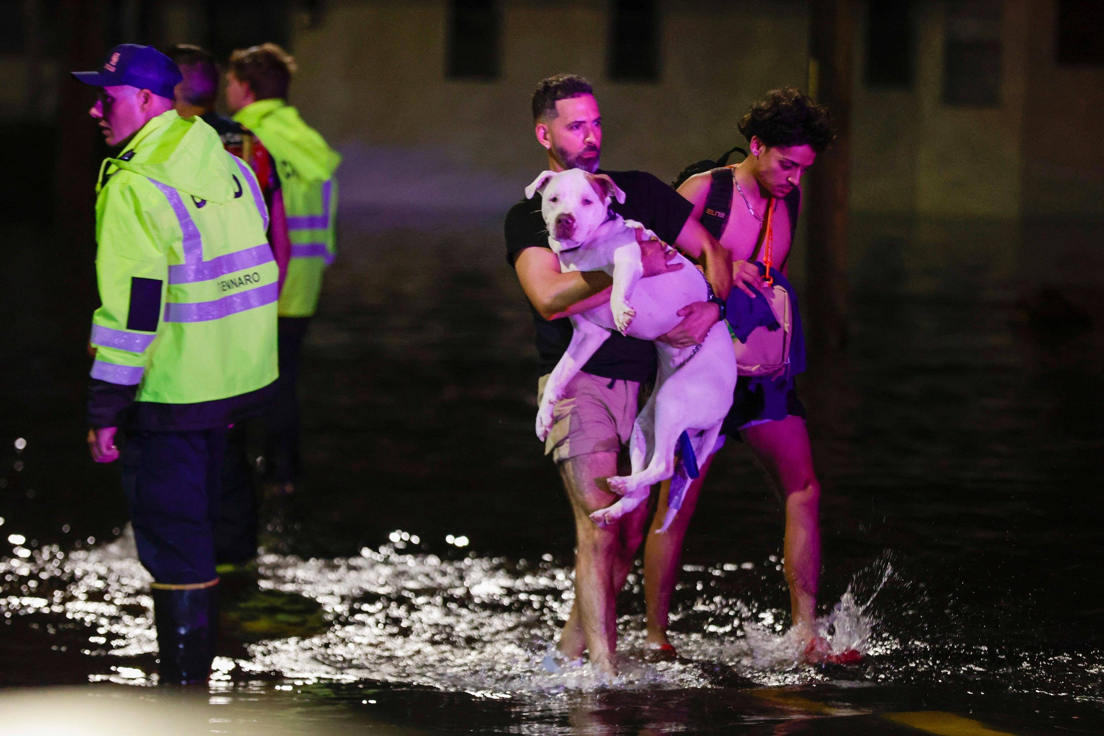 Invånare i Florida räddas från översvämningarna på fredagen. Foto: Luis Santana/AP/TT