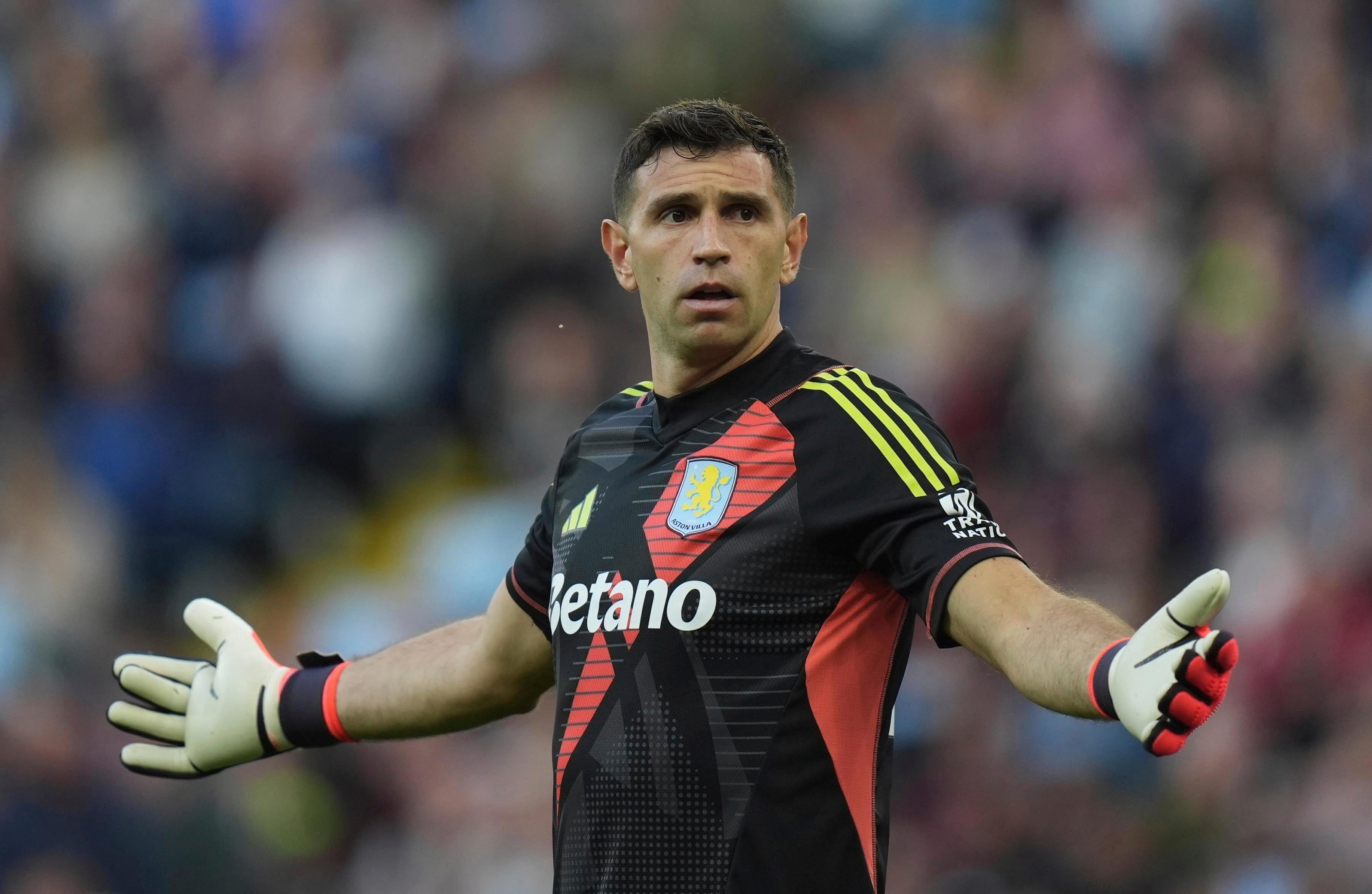 Argentinas målvakt Emiliano Martinez i samband med en match för sitt klubblag, Aston Villa. Arkivbild. Foto: Jacob King/AP/TT