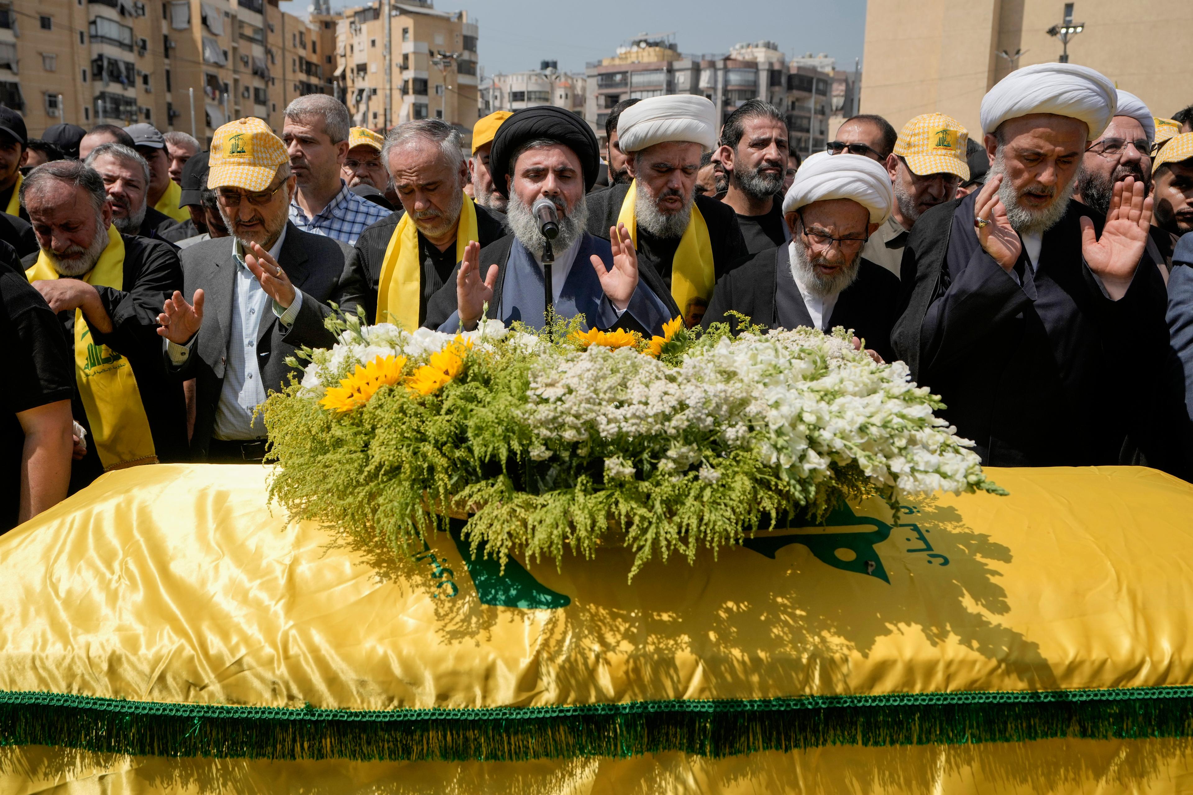 Hashem Safieddine, i svart turban i mitten, på begravningen av en annan högt uppsatt Hizbollahledare som dödades i ett israeliskt angrepp i juni. Foto: Bilal Hussein/AP/TT