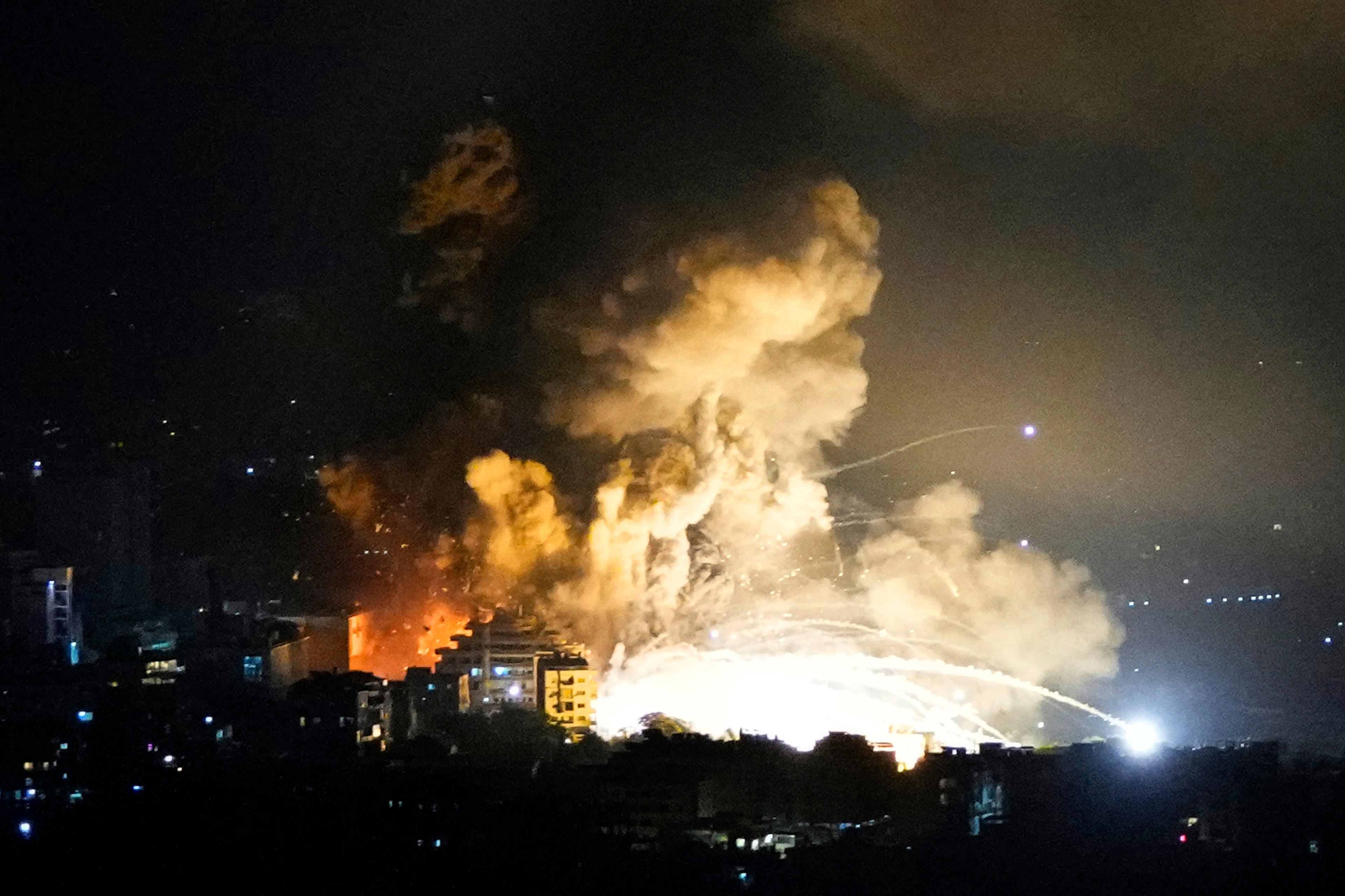 Israeliska luftangrepp i Beiruts södra förorter natten till lördag. Foto: Hassan Ammar/AP/TT