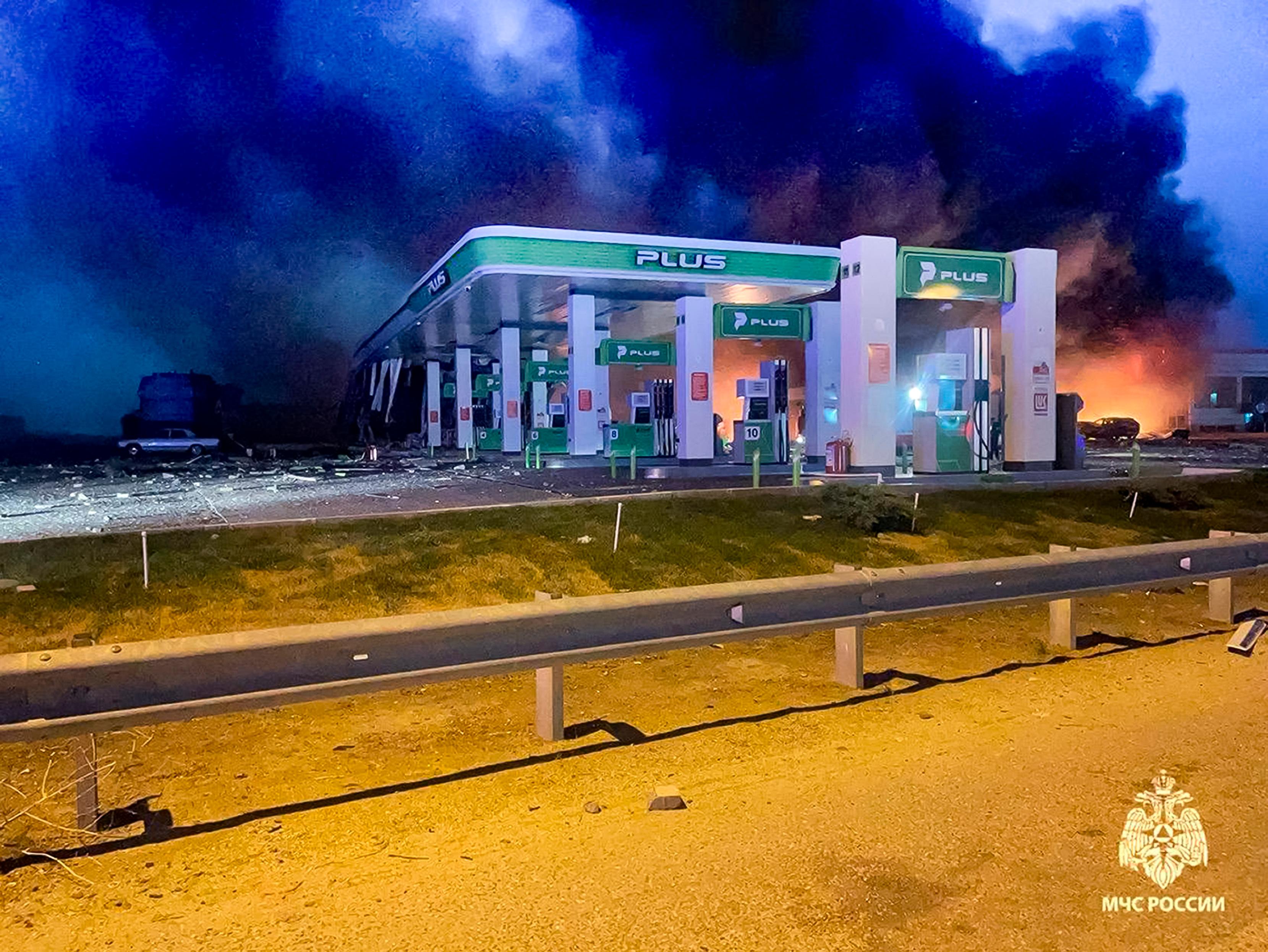 Rök stiger efter explosionen på en bensinstation i Dagestan. Foto: Russian Emergency Ministry Press Service/AP