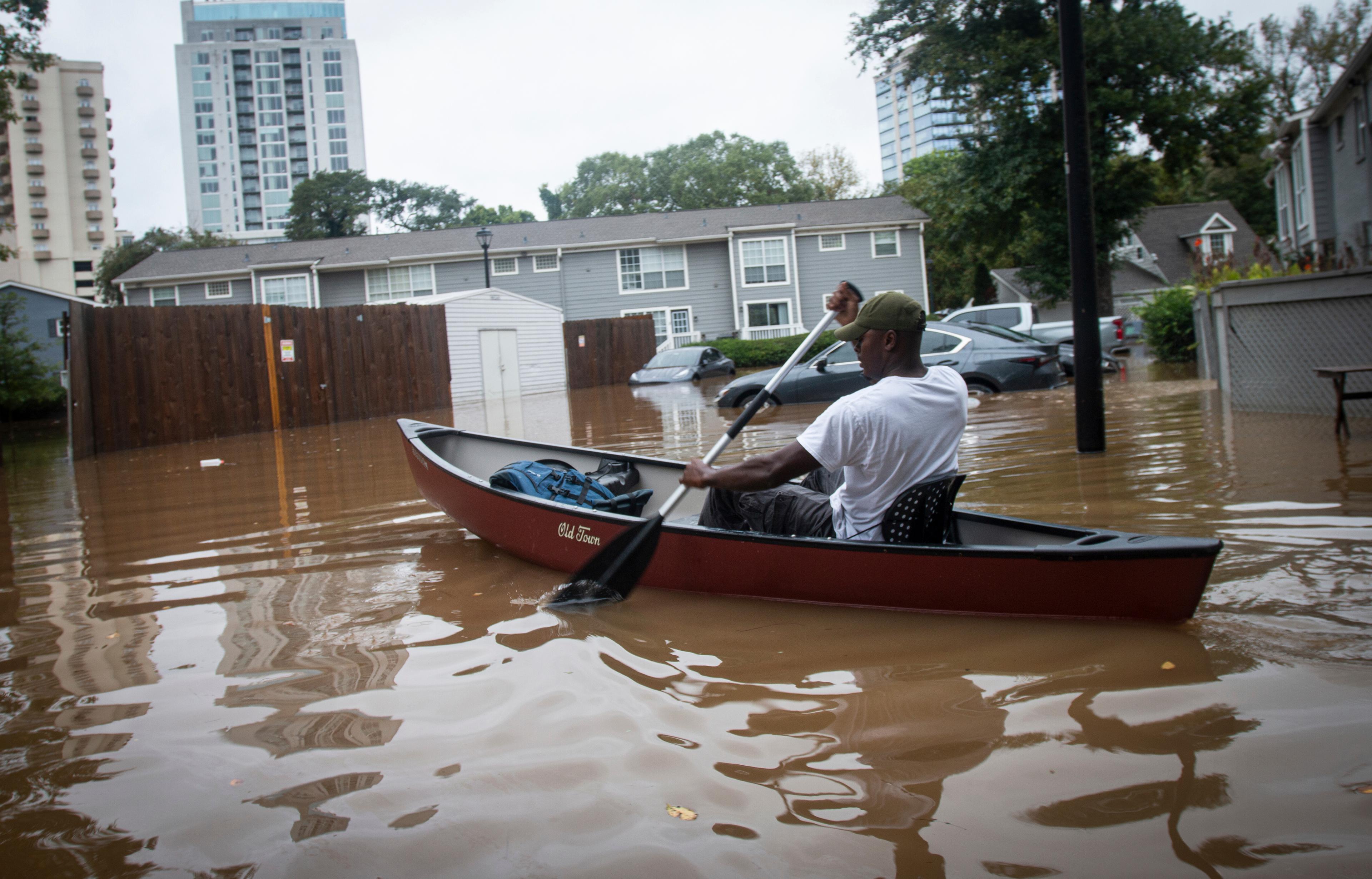 En man paddlar i en kanot i Atlanta, Georgia, efter stormen Helenes framfart på fredagen. Foto: Ron Harris/AP/TT