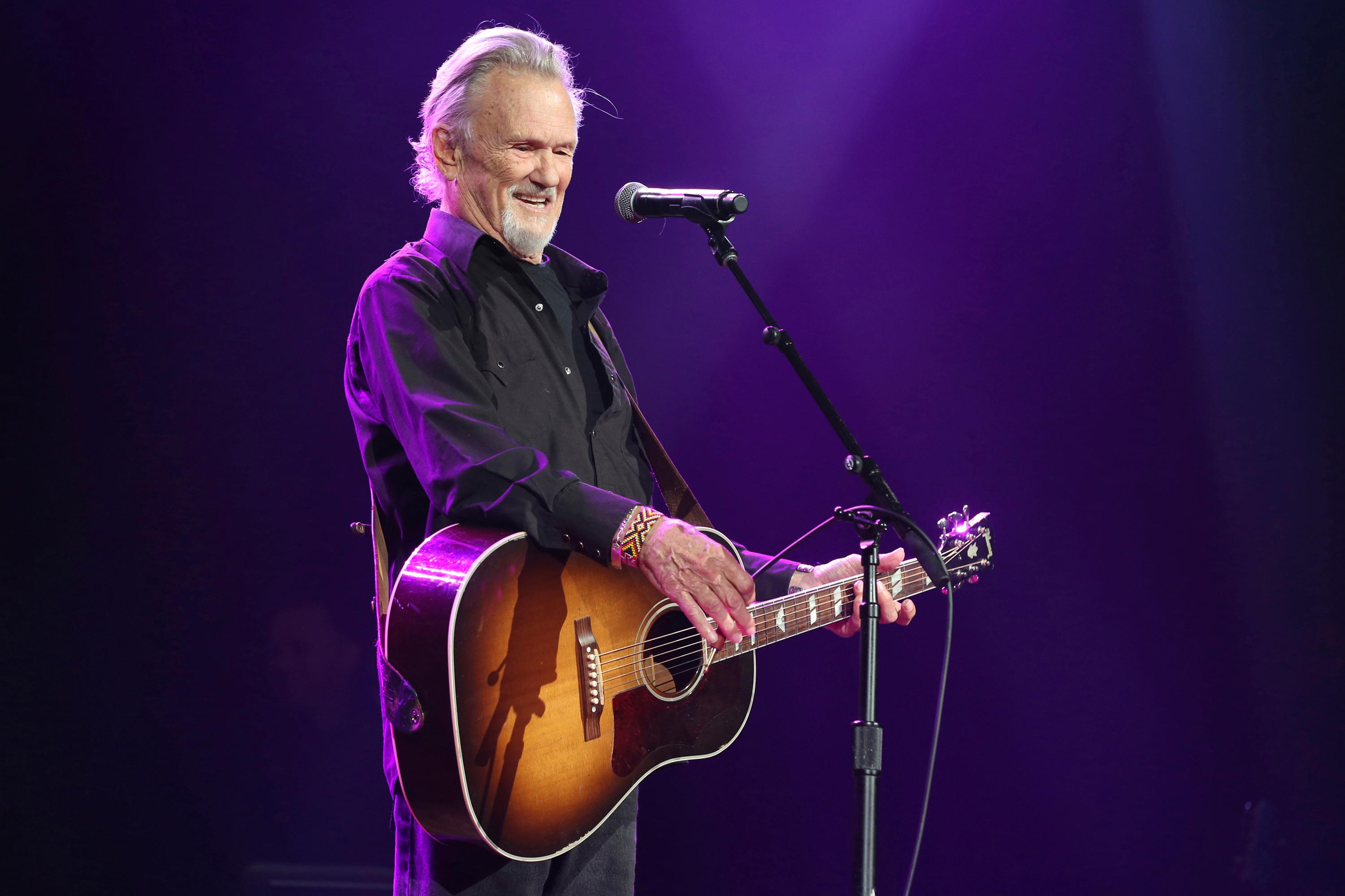 Artisten och låtskrivaren Kris Kristofferson har dött, 88 år gammal. Arkivbild. Foto: Laura Roberts/AP/TT