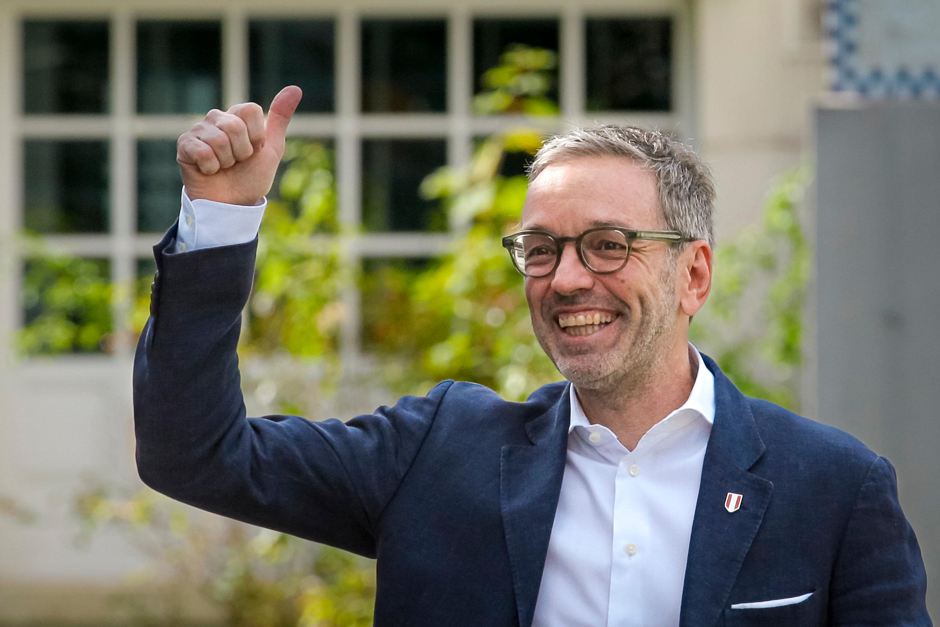 Herbert Kickl, ledare för österrikiska Frihetspartiet (FPÖ), när han anlände till vallokalen. Foto: Heinz-Peter Bader/AP/TT