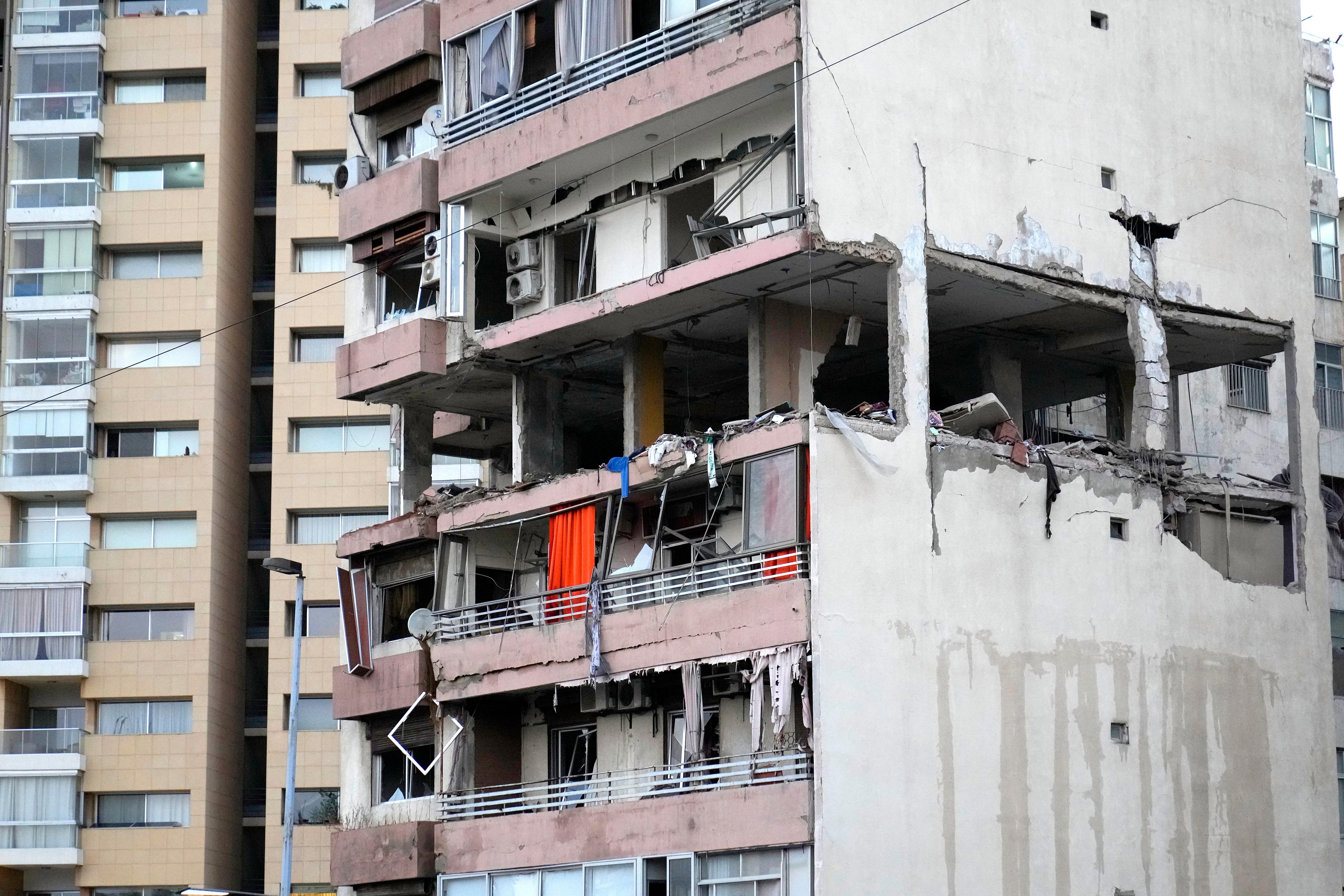 Ett våningsplan slogs ut i ett israeliskt anfall mot en byggnad i centrala Beirut. Ett par ledare från en palestinsk vänstergrupp uppges ha blivit dödade. Foto: Hussein Malla/AP/TT