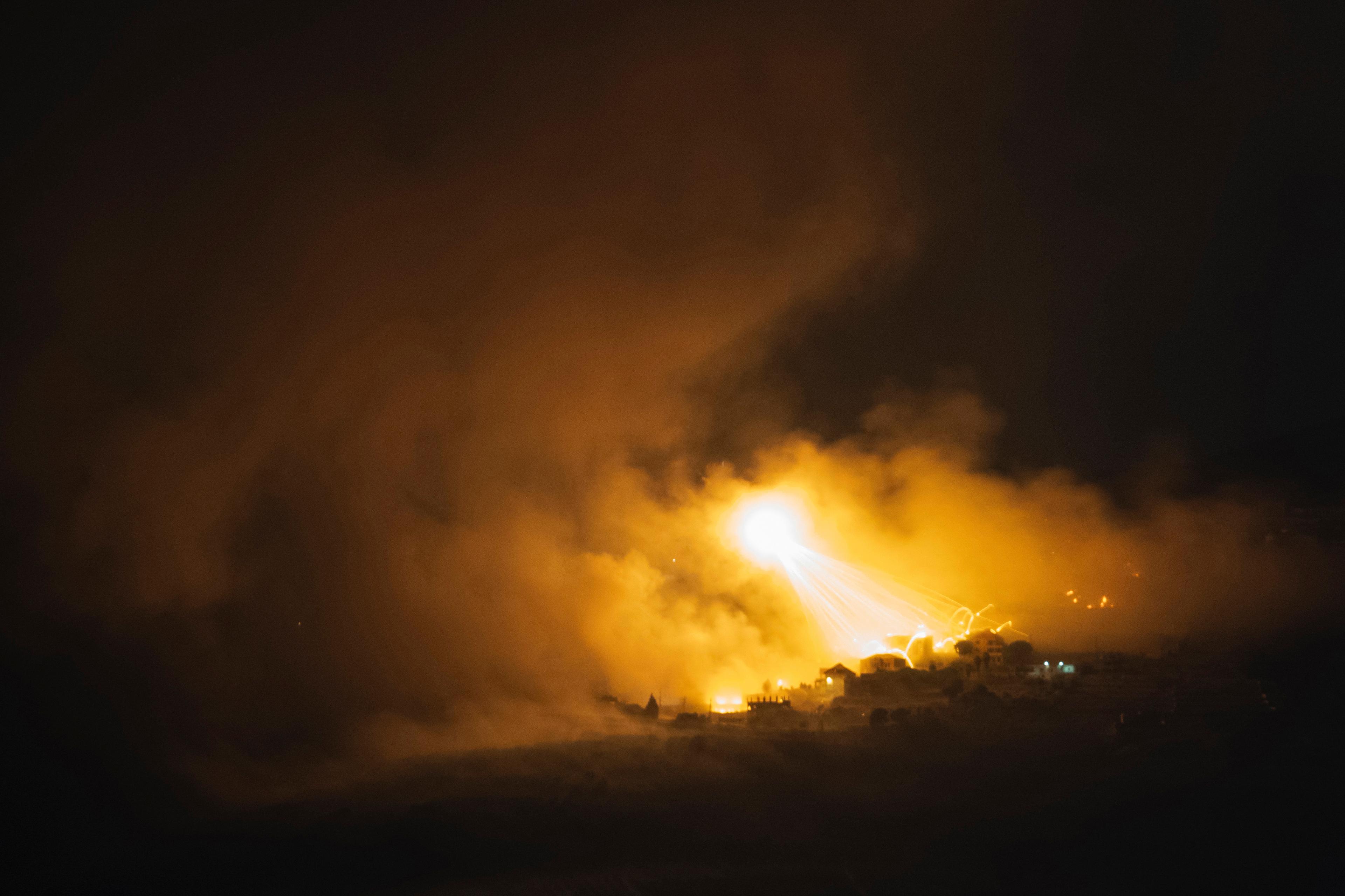 Israelisk beskjutning mot södra Libanon, sett från norra Israel, natten till tisdag. Foto: Leo Correa/AP/TT