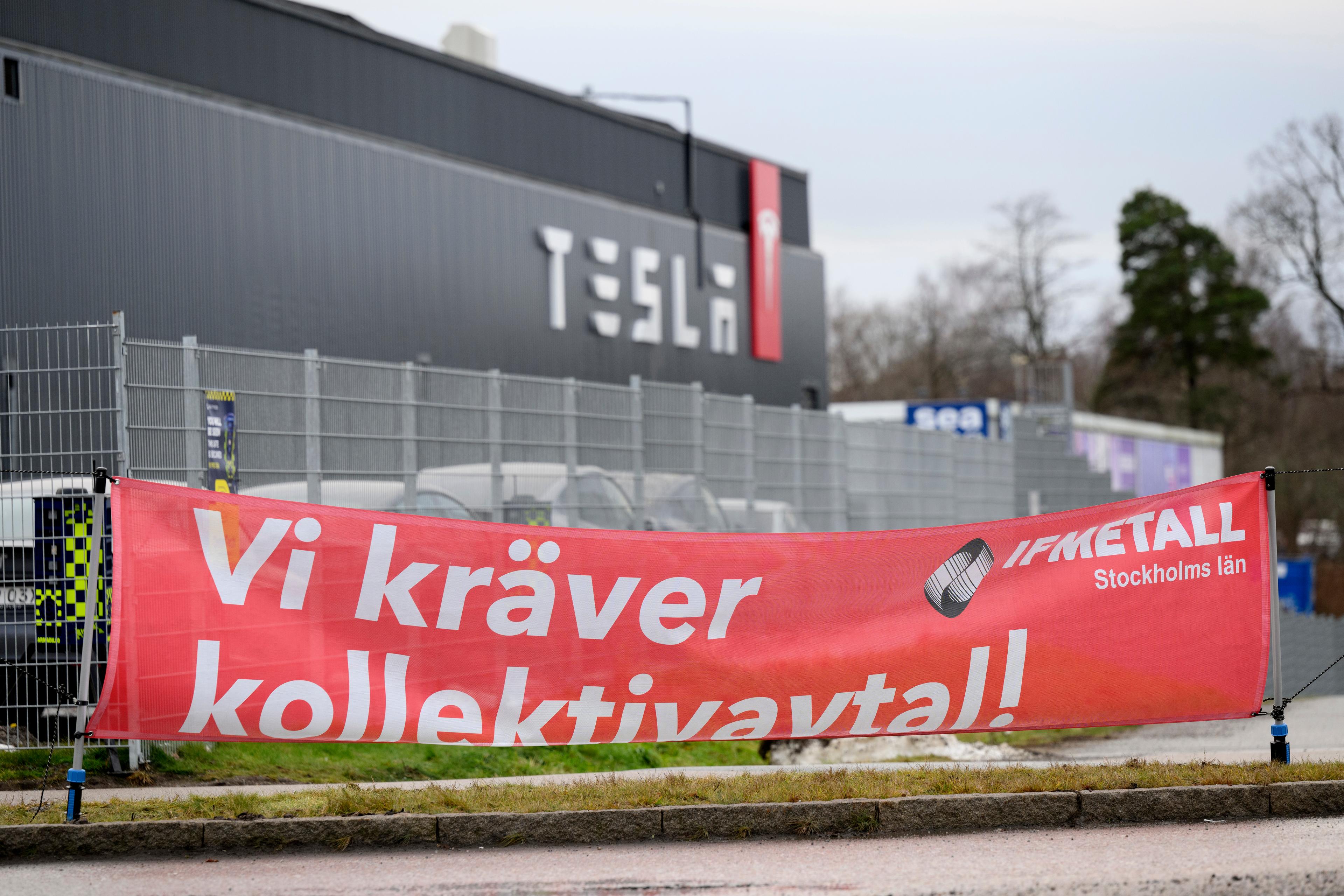 Strejkskylt utanför Teslas Servicecenter i Segeltorp. Arkivbild. Foto: Jessica Gow/TT