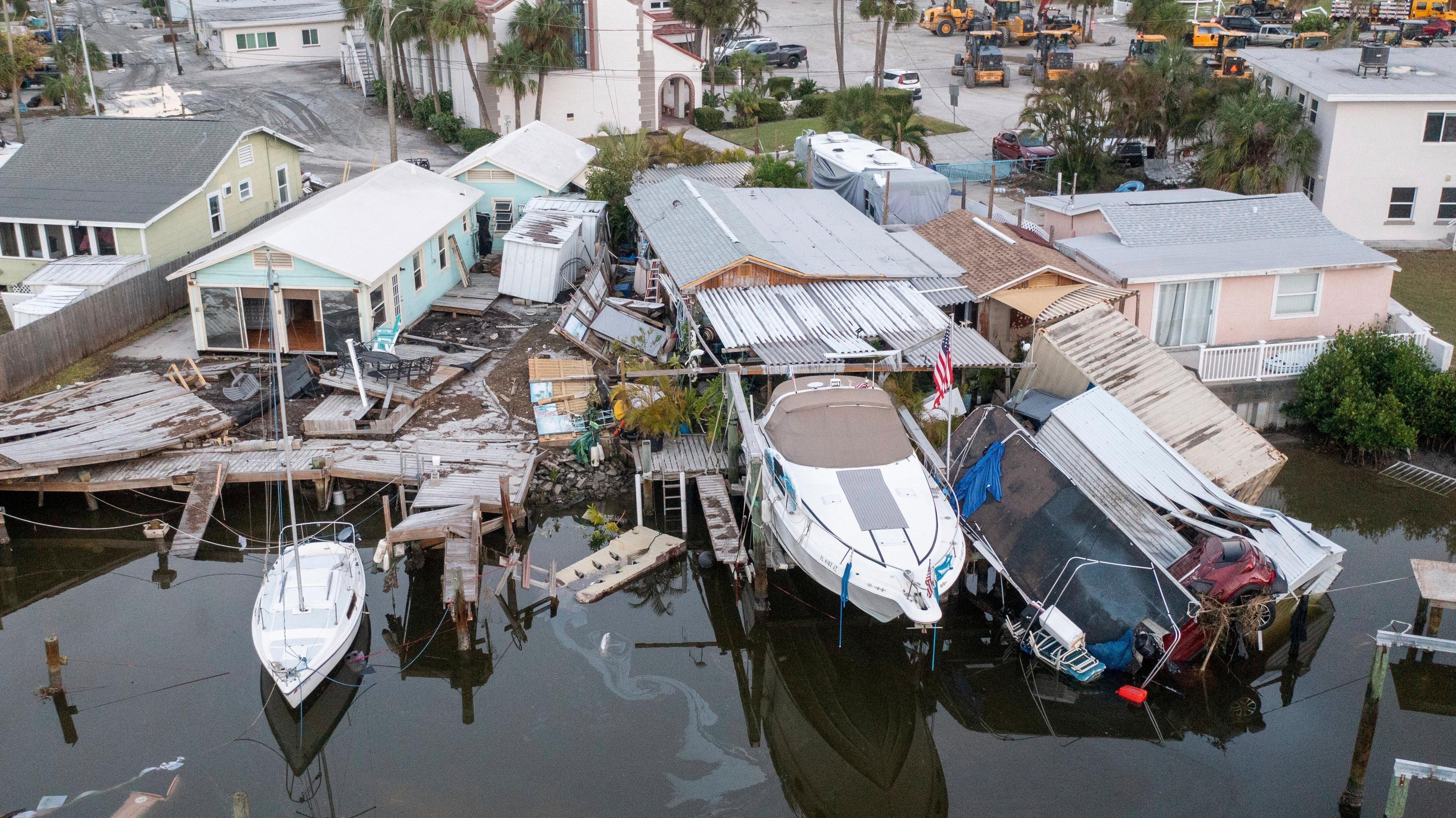 Orkanen nådde Floridas kust sent på torsdagen med vindar på över 60 meter per sekund. Bild från i lördags. Foto: Luis Santana/Tampa Bay Times via AP/TT