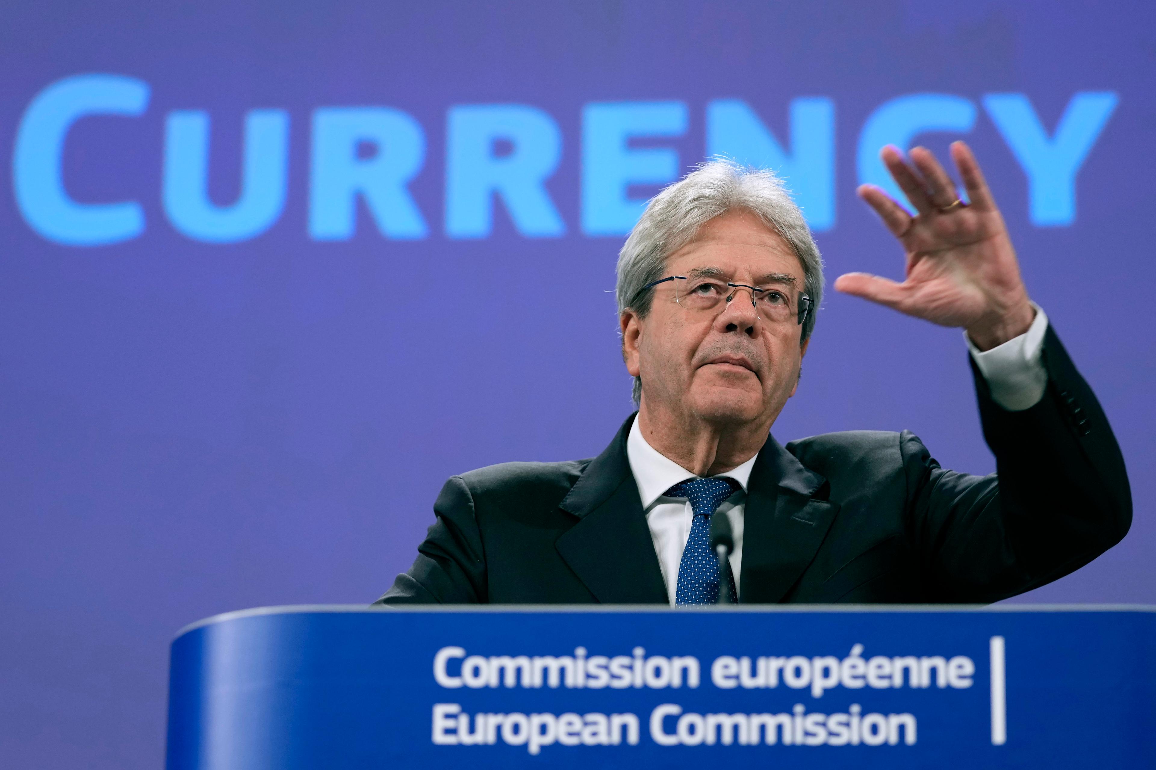 EU:s ekonomikommissionär Paolo Gentiloni kan glädja sig över fallande inflation i eurozonen. Arkivbild. Foto: Virginia Mayo/AP/TT