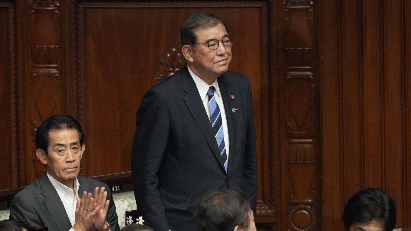 Shigeru Ishiba fick applåder efter att ha valts till premiärminister på tisdagen. Foto: Eugene Hoshiko/AP/TT