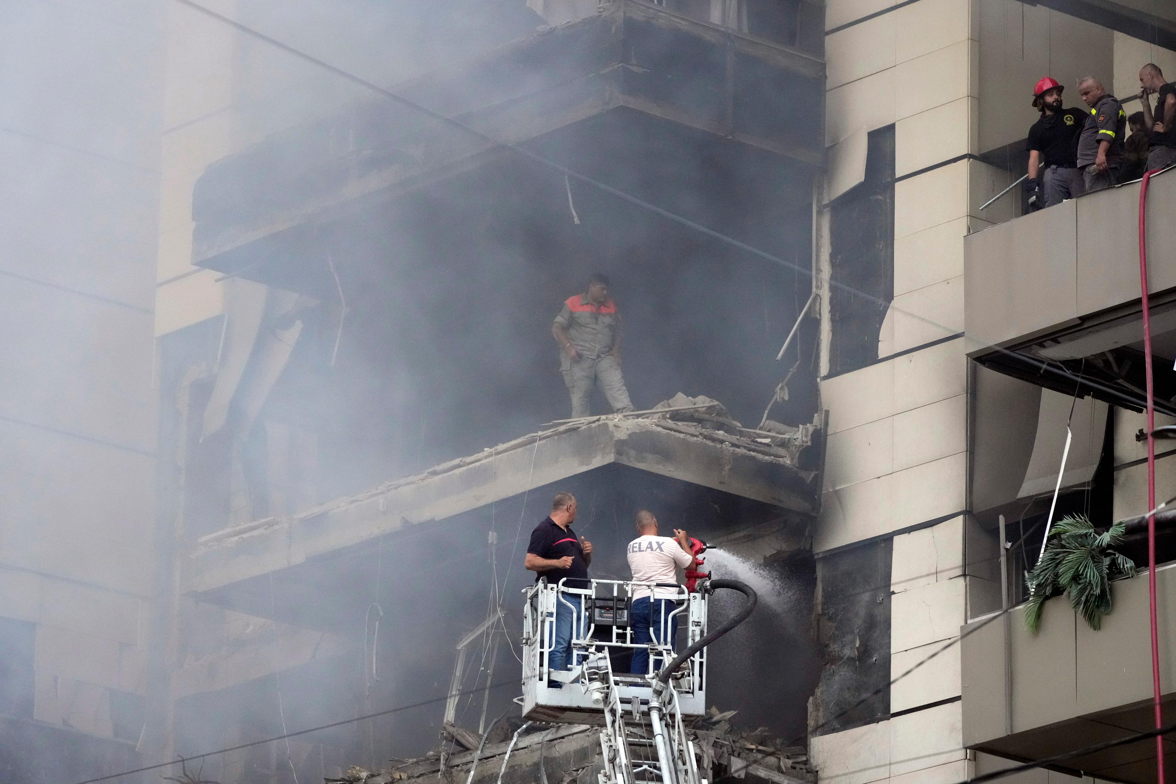 Brandmän släcker en brand i Bir Hassan i Beirut efter en israelisk flygräd under tisdagen. Foto: Hassan Ammar/AP/TT