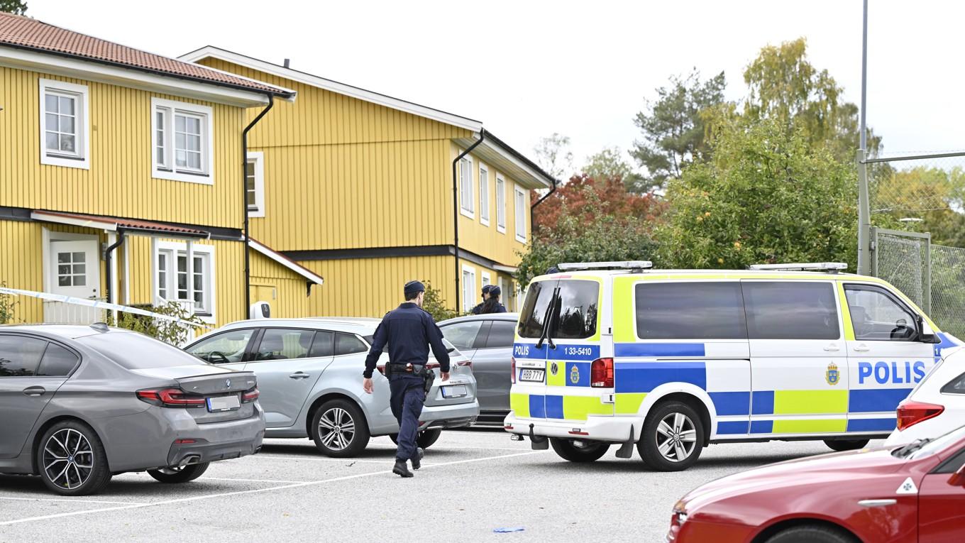 En person har förts till sjukhus efter att ha hittats svårt skadad i en bostad i Sollentuna. Foto: Henrik Montgomery/TT