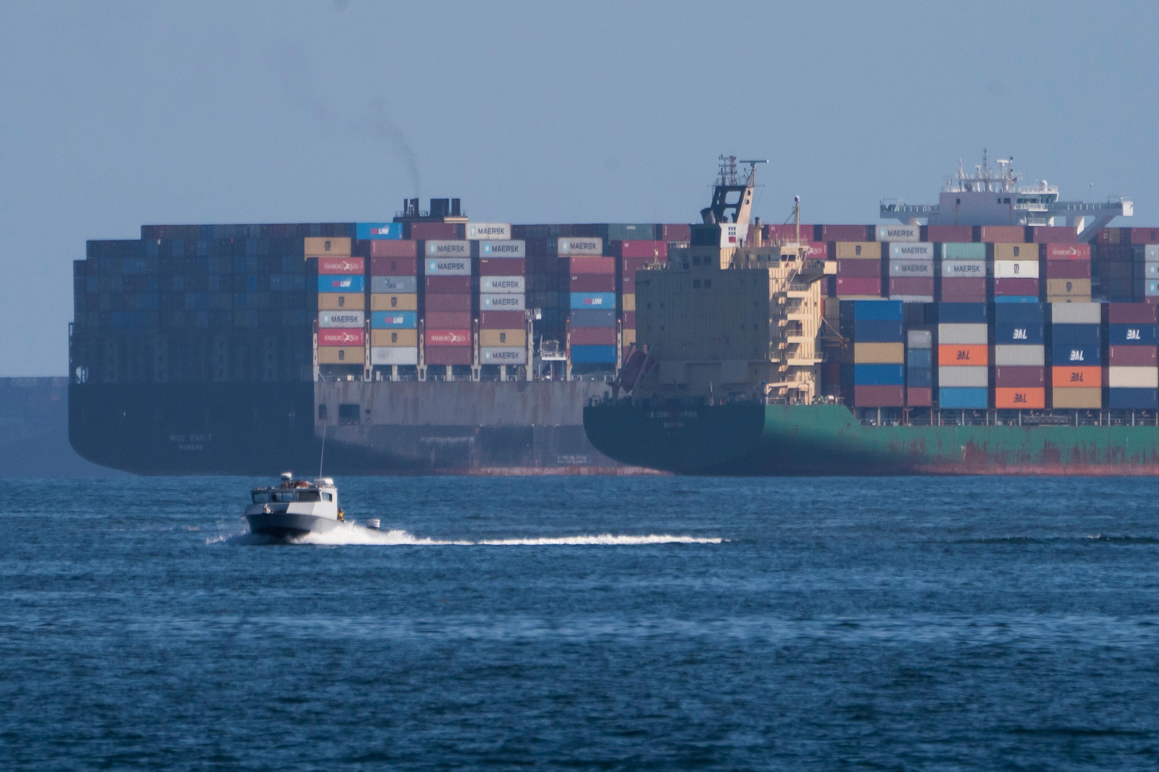 Container- och biltransporter till och från hamnar längs USA:s östkust och sydkust kommer att påverkas av en stor hamnstrejk. Arkivbild. Foto: Damian Dovarganes AP/TT