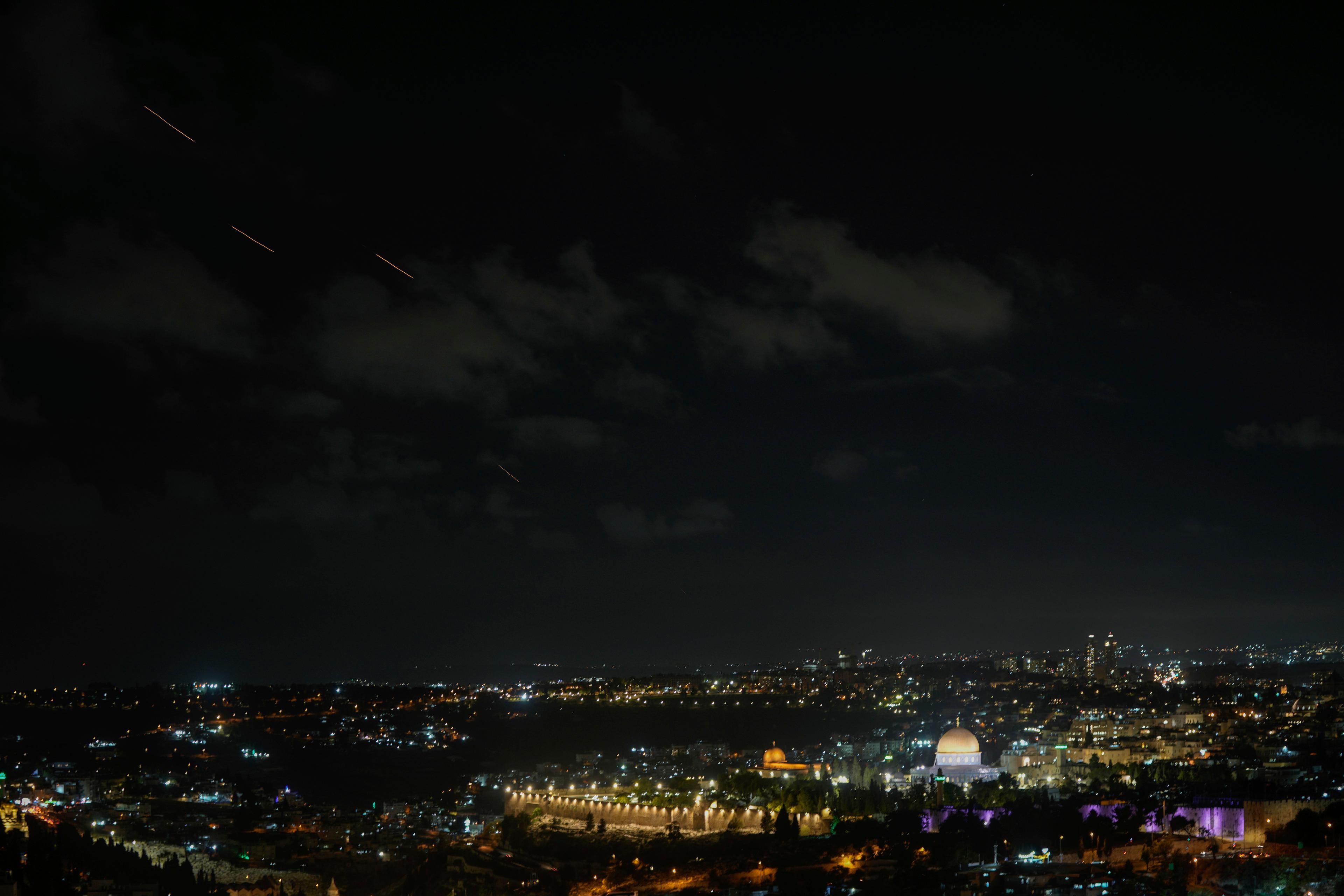 Projektiler i luften ovanför Jerusalem på tisdagskvällen samtidigt som sirener i staden varnade för inkommande robotar från Iran. Foto: Mahmoud Illean/AP/TT