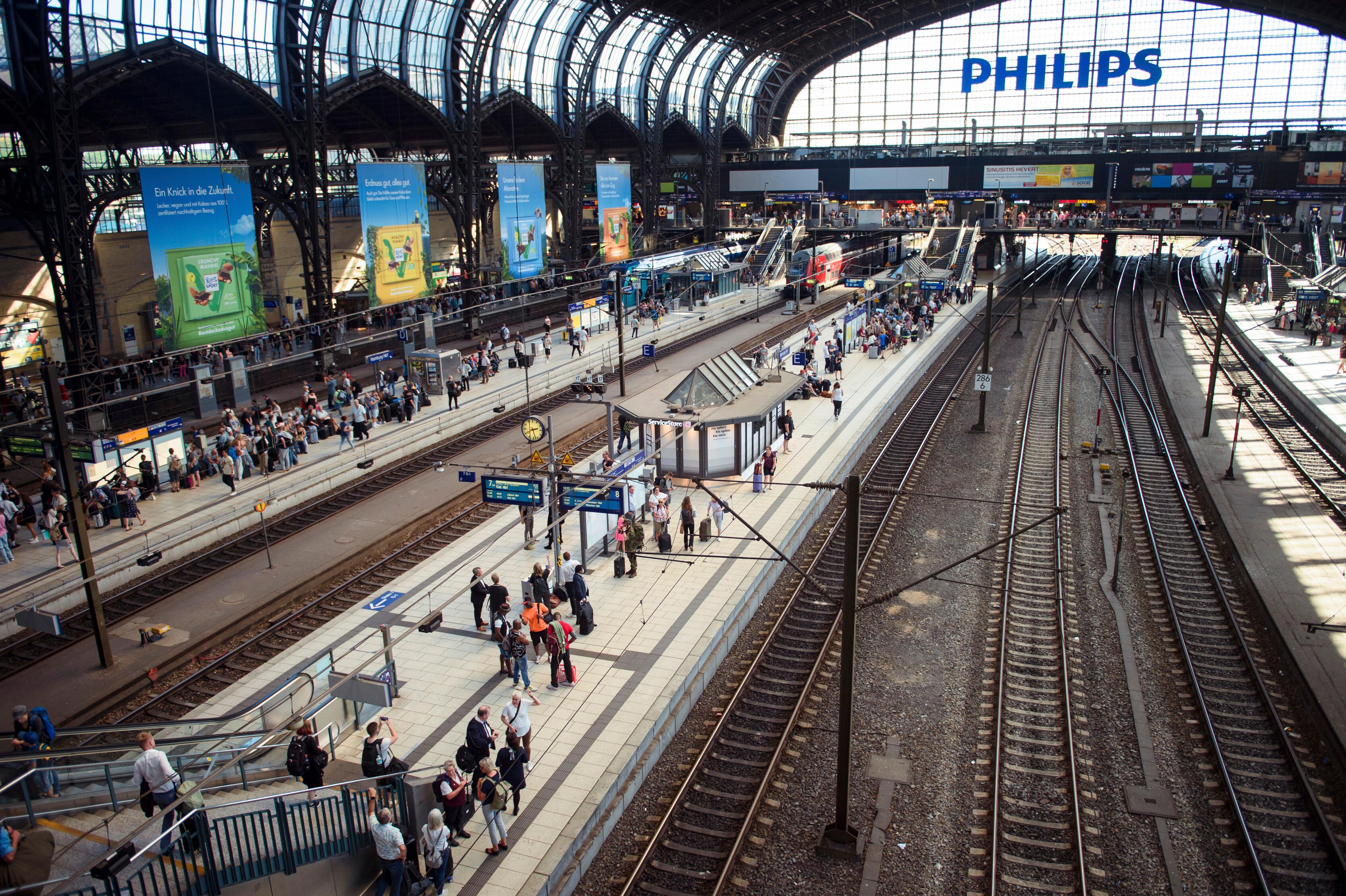 Hamburgs centralstation stängdes av i flera timmar under onsdagen. Foto: Gregor Fischer/AP/TT