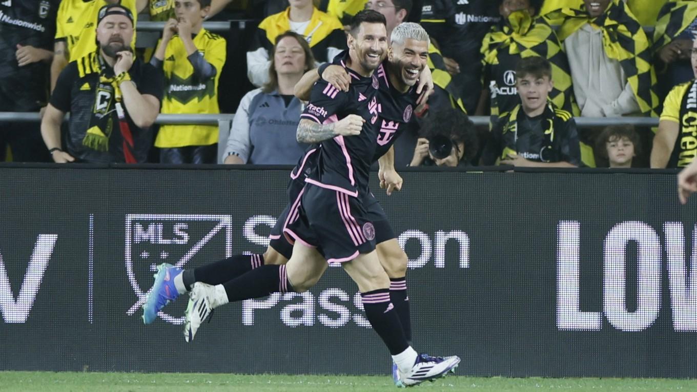 Inter Miamis Lionel Messi och Luis Suarez firar ett mål mot Columbus. Foto: Jay LaPrete/AP/TT