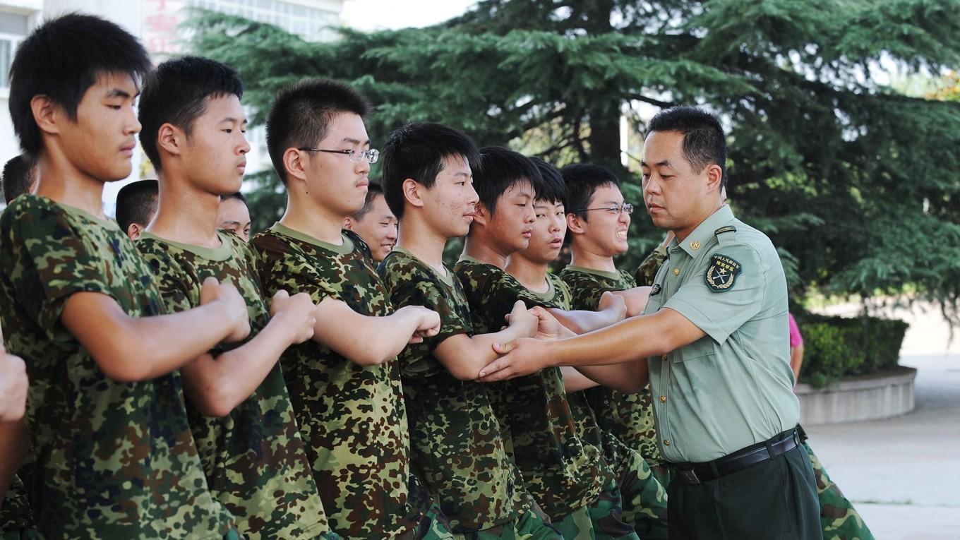 Kinesiska studenter övar på att marschera under första veckans militärutbildning i gymnasieskolan. Foto: STR/AFP via Getty Images