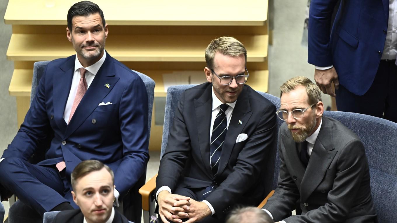 Att Jakob Forssmed (KD) till höger, vid sidan  av arbetet som socialminister är även idrottsminister ger honom den mest otacksamma rollen i regeringen menar Epoch Times sportchef Jonas Arnesen. Här ses Forssmed under riksmötets öppnande med bistånds- och utrikeshandelsminister Johan Forssell (M) och infrastruktur- och bostadsminister Andreas Carlson (KD). Foto: Christine Olsson/TT