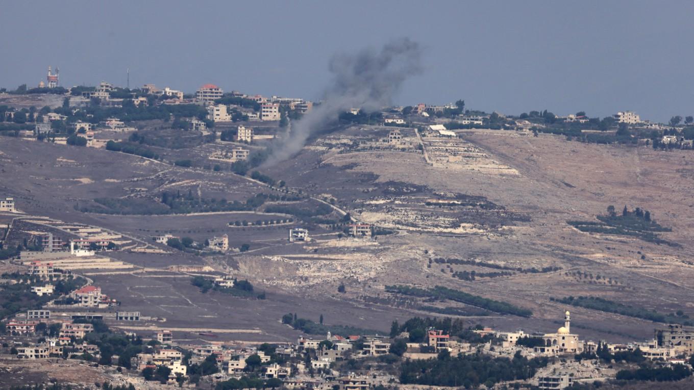 En bild tagen den 30 september från den israeliska sidan av gränsen visar rök som bolmar efter en israelisk bombning av den libanesiska byn Maroun El Ras. Foto: Menahem Kahan/AFP via Getty Images