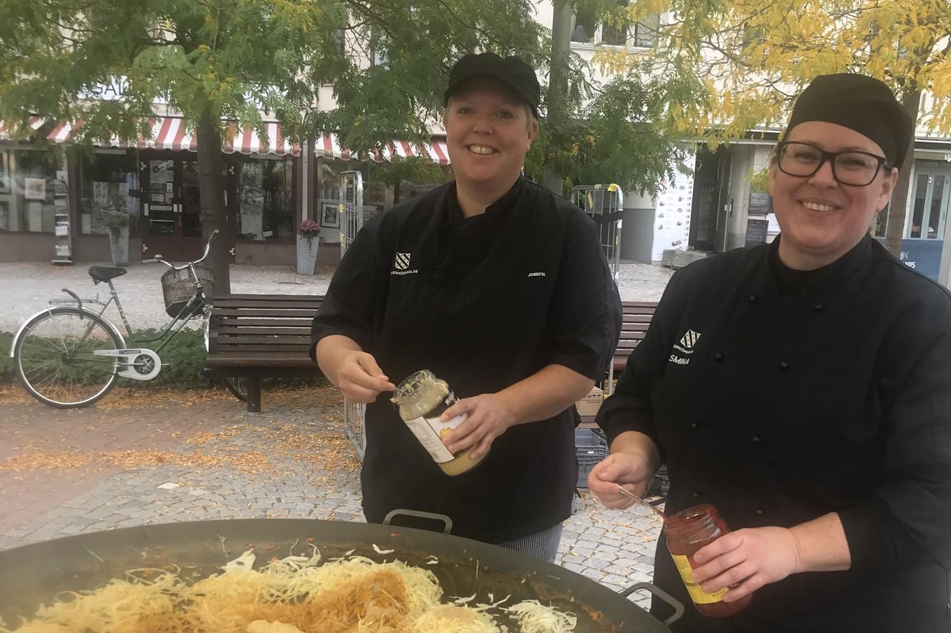 Under kampanjen ”Sätt igång!” bjöd Josefin Vastesson och Jasmina Karlsson på linsgryta med curry, ingefära och kokosmjölk i Söderköping. Foto: Eva-Lott Blixt