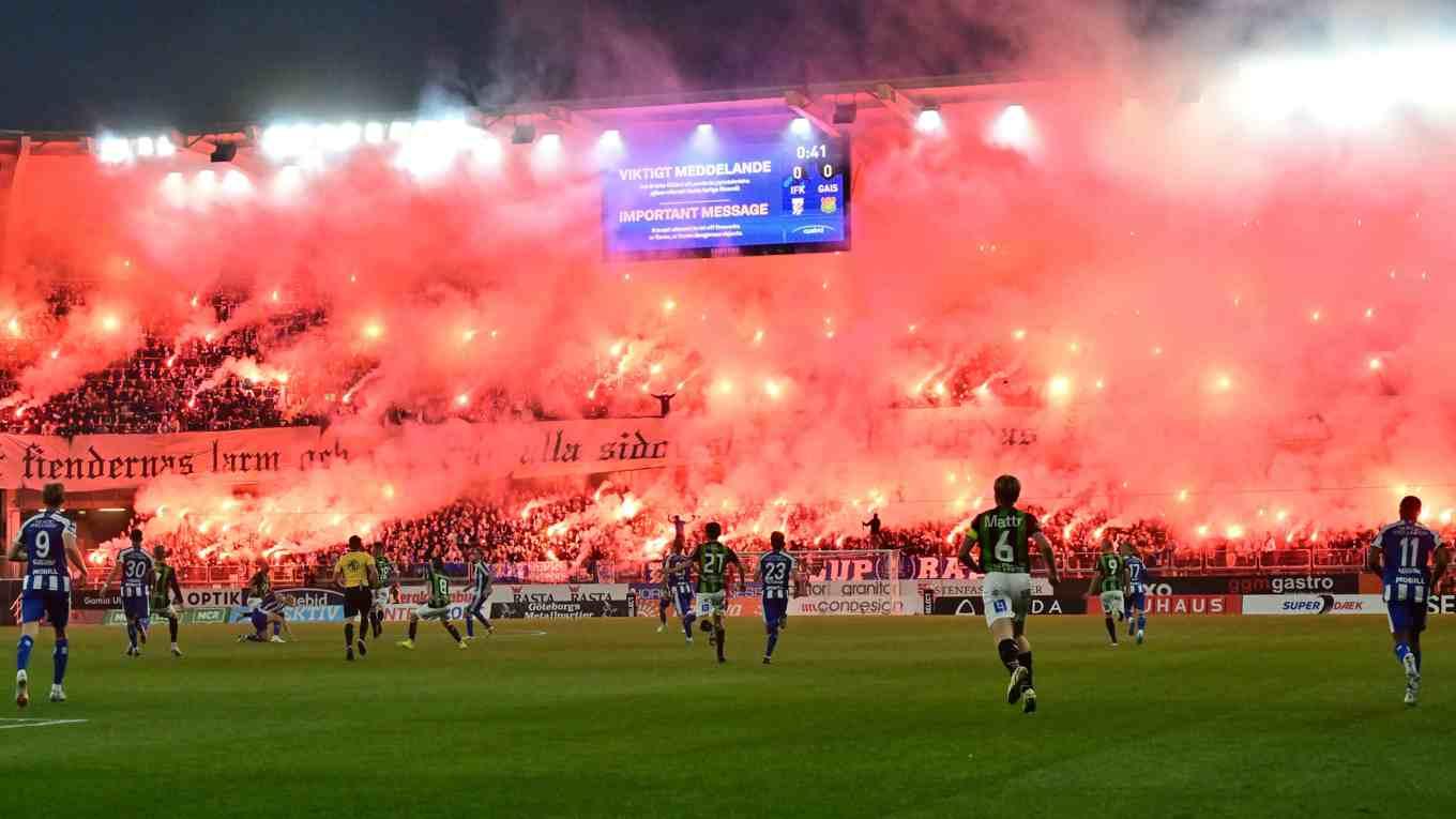 Hundratals bengaler, fyrverkerier och bangers utsatte åskådarna för stora faror  i måndagens Göteborgsderby mellan  IFK Göteborg och Gais. Foto: Fredrik Sandberg/TT