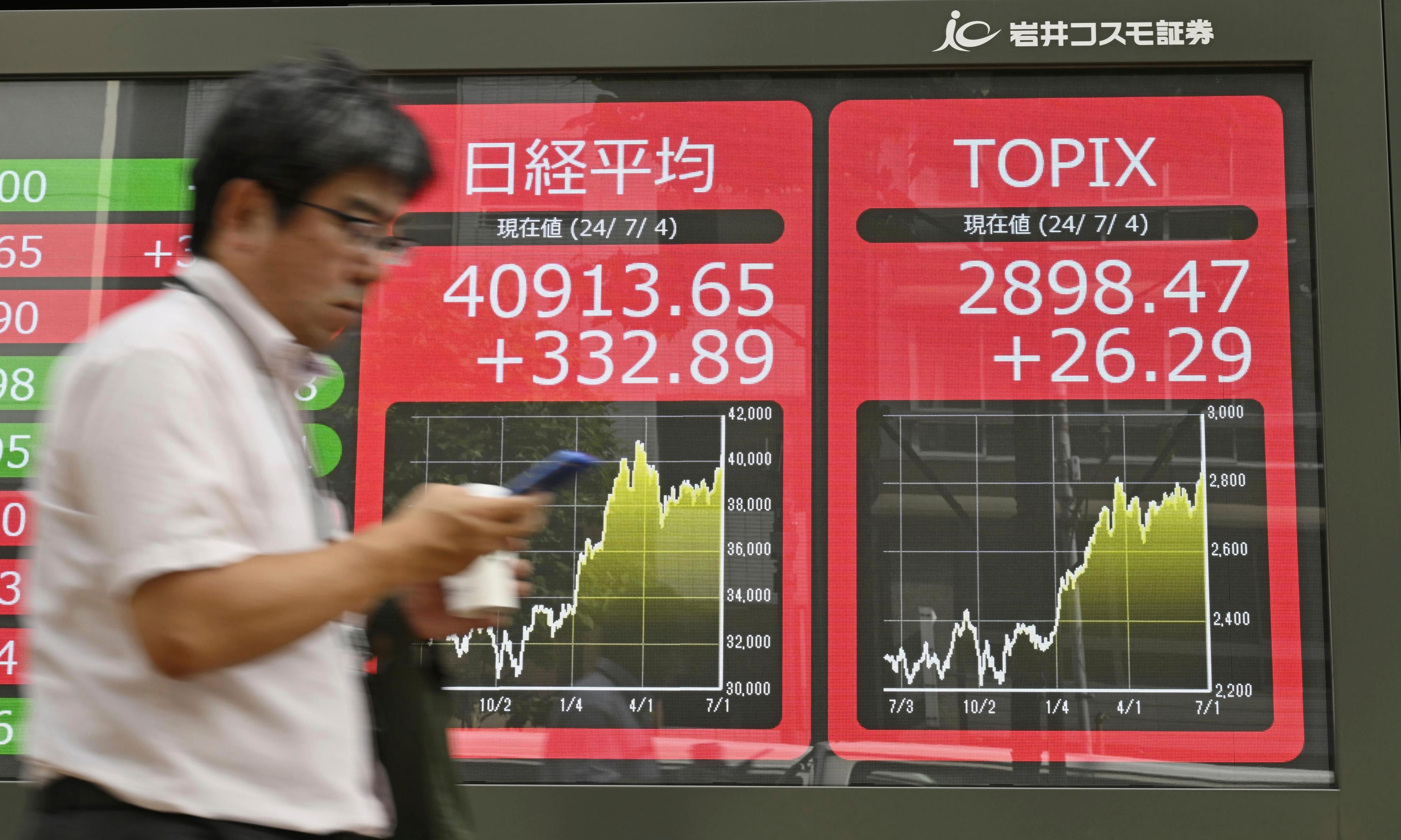 Det var uppåt Japan och Hongkong i fredagens inledande handel. Shanghai och Shenzhen har fortsatt stängt för helg. Arkivbild. Foto: Kyodo News/AP/TT