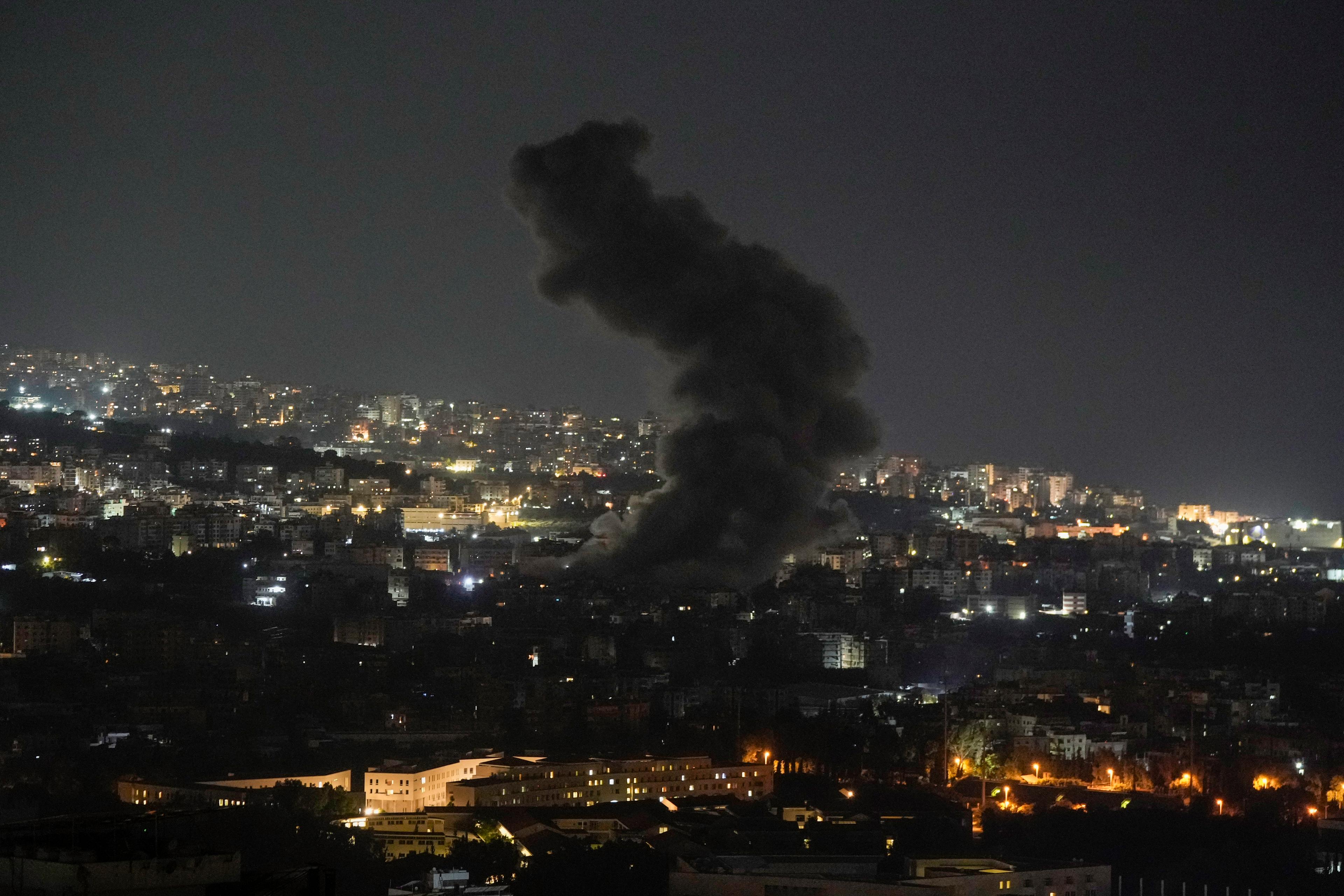 Rök stiger mot himlen efter israelisk flygräd mot al-Dahiya i södra Beirut natten till lördagen. Foto: Bilal Hussein/AP/TT