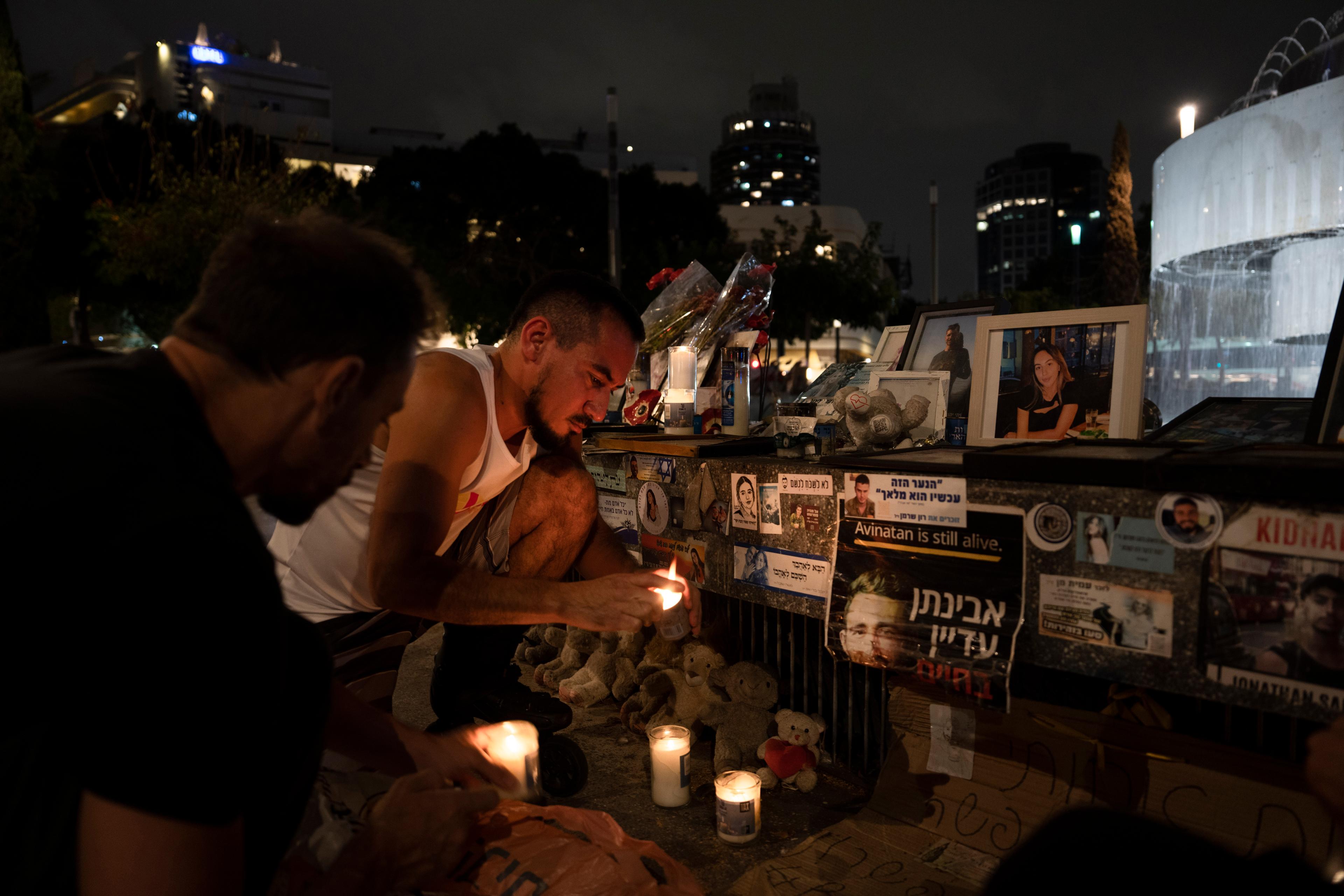 Ljus tändes vid en minnesceremoni för offren i Tela Aviv på söndagen. Foto: Oded Balilty/AP/TT