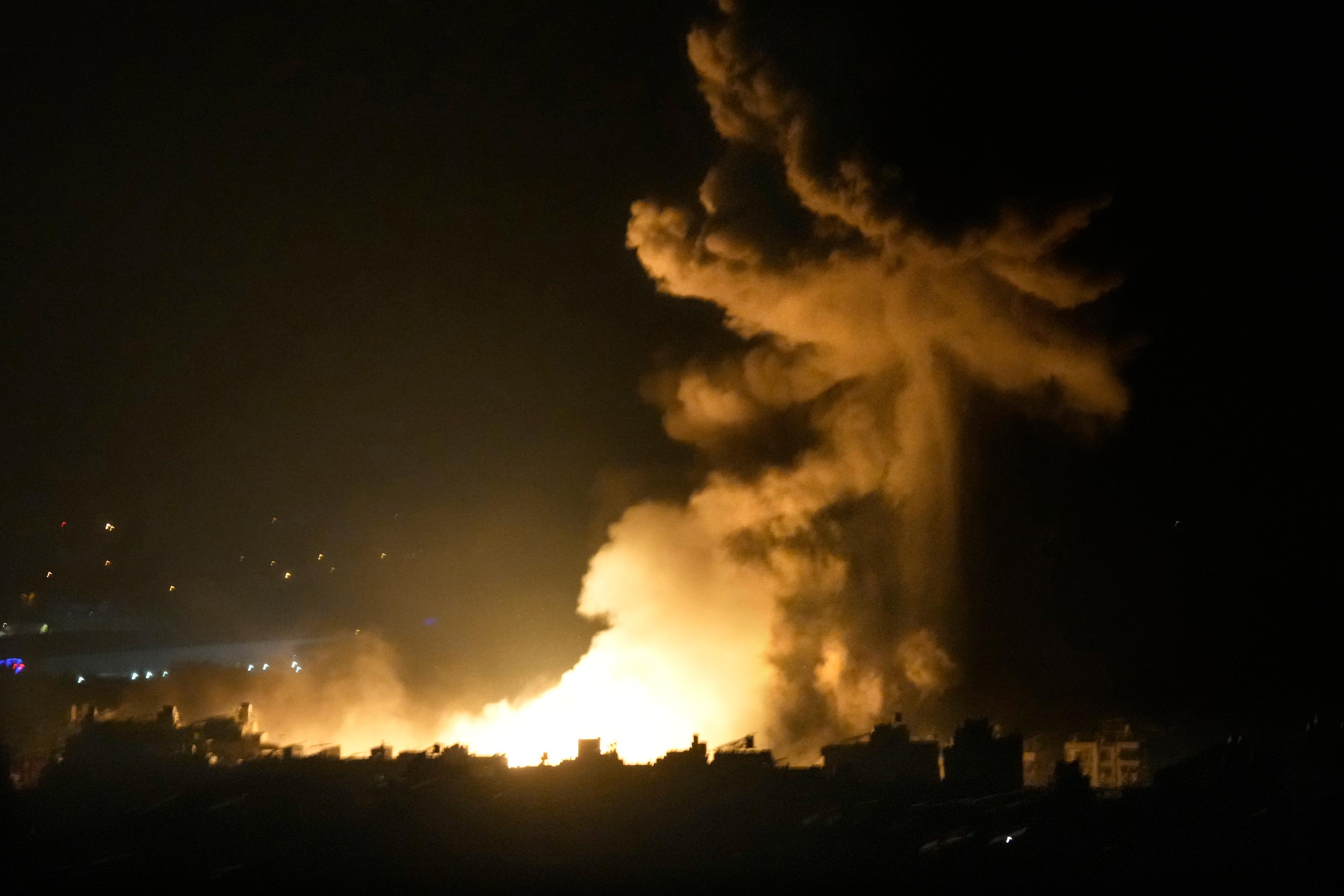 Israel har genomfört nya flygräder mot mål i södra Beirut natten till söndagen, samtidigt som Hizbollah fortsätter att skjuta raketer mot Israel och markstrider pågår vid gränsen. Foto: Hussein Malla/AP/TT