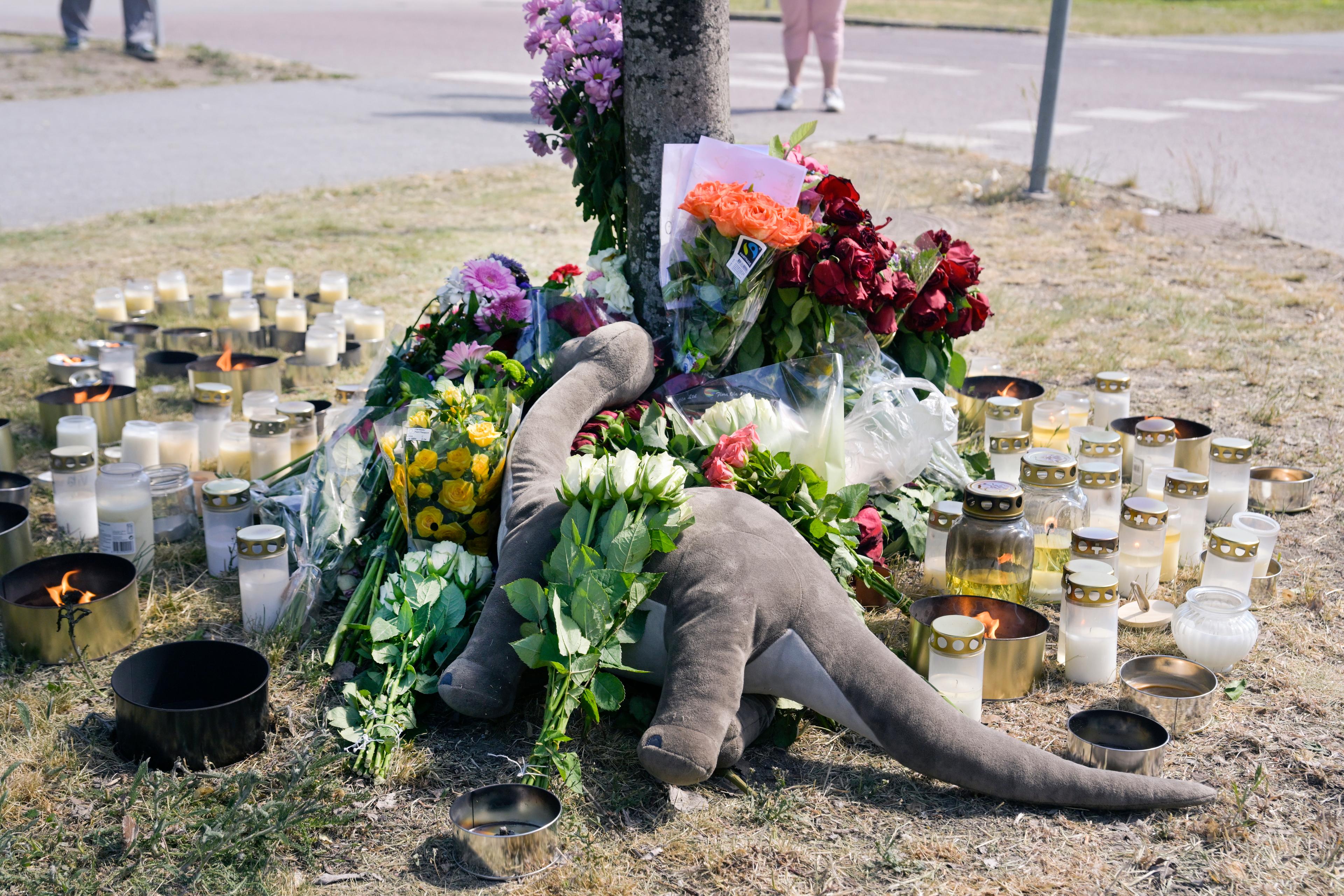 Minnesplats med blommor och gosedjur dagen efter att pojken dog efter att blivit påkörd när han cyklade i Märsta juni 2023 Foto: Janerik Henriksson/TT