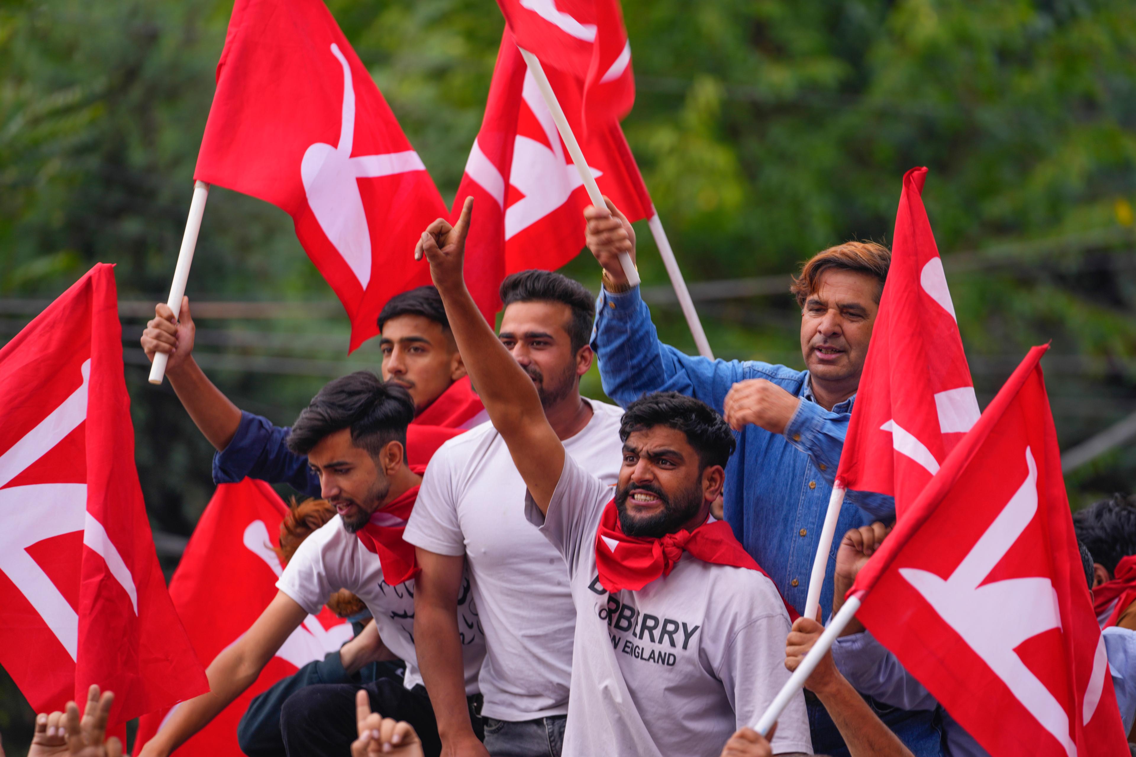 Anhängare till oppositionspartiet National Conference firar ledningen i valet i Kashmir på tisdagen. Foto: Dar Yasin/AP/TT