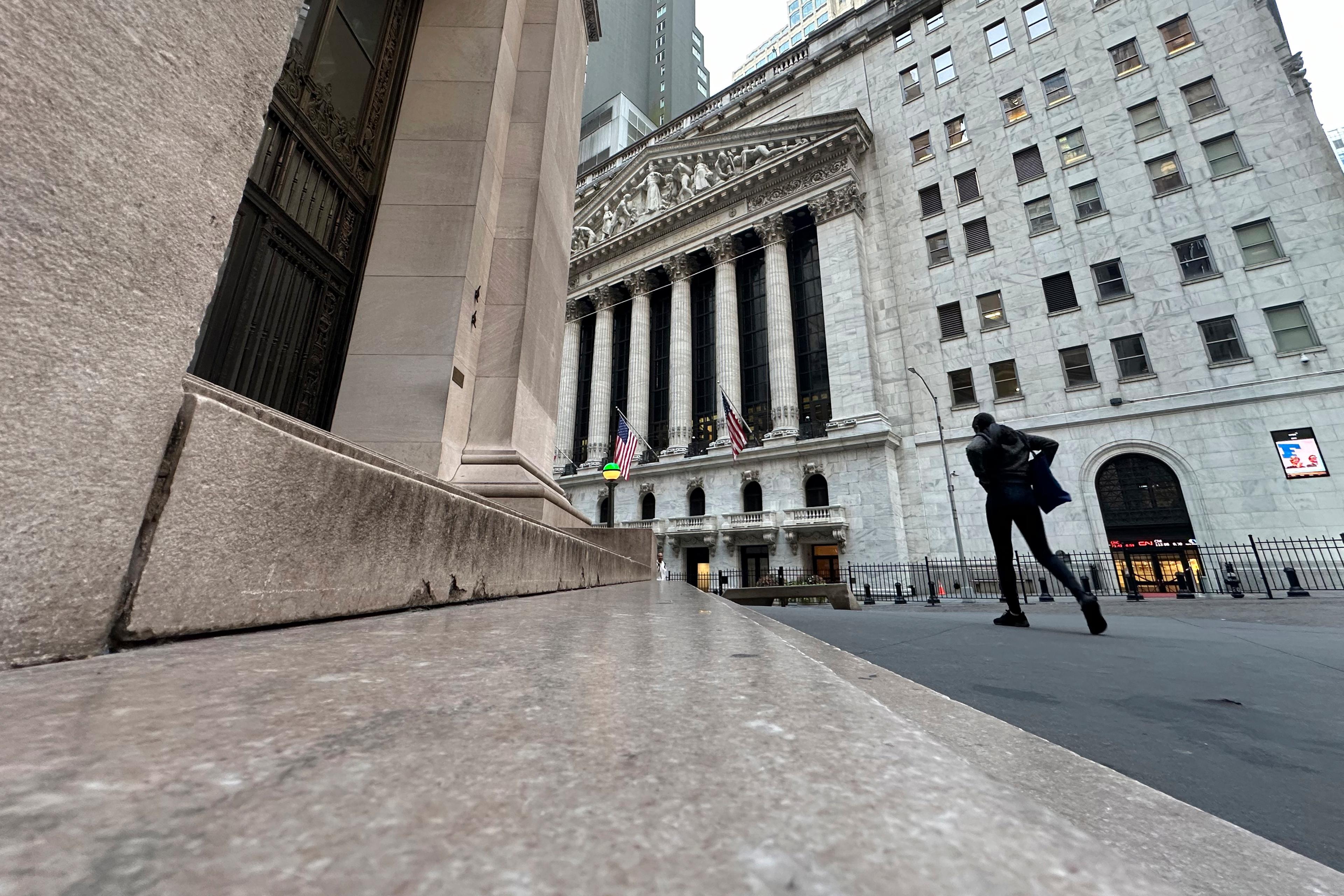 Exteriörbild på New York-börsen inför dagens handelsstart. Foto: Peter Morgan/AP/TT