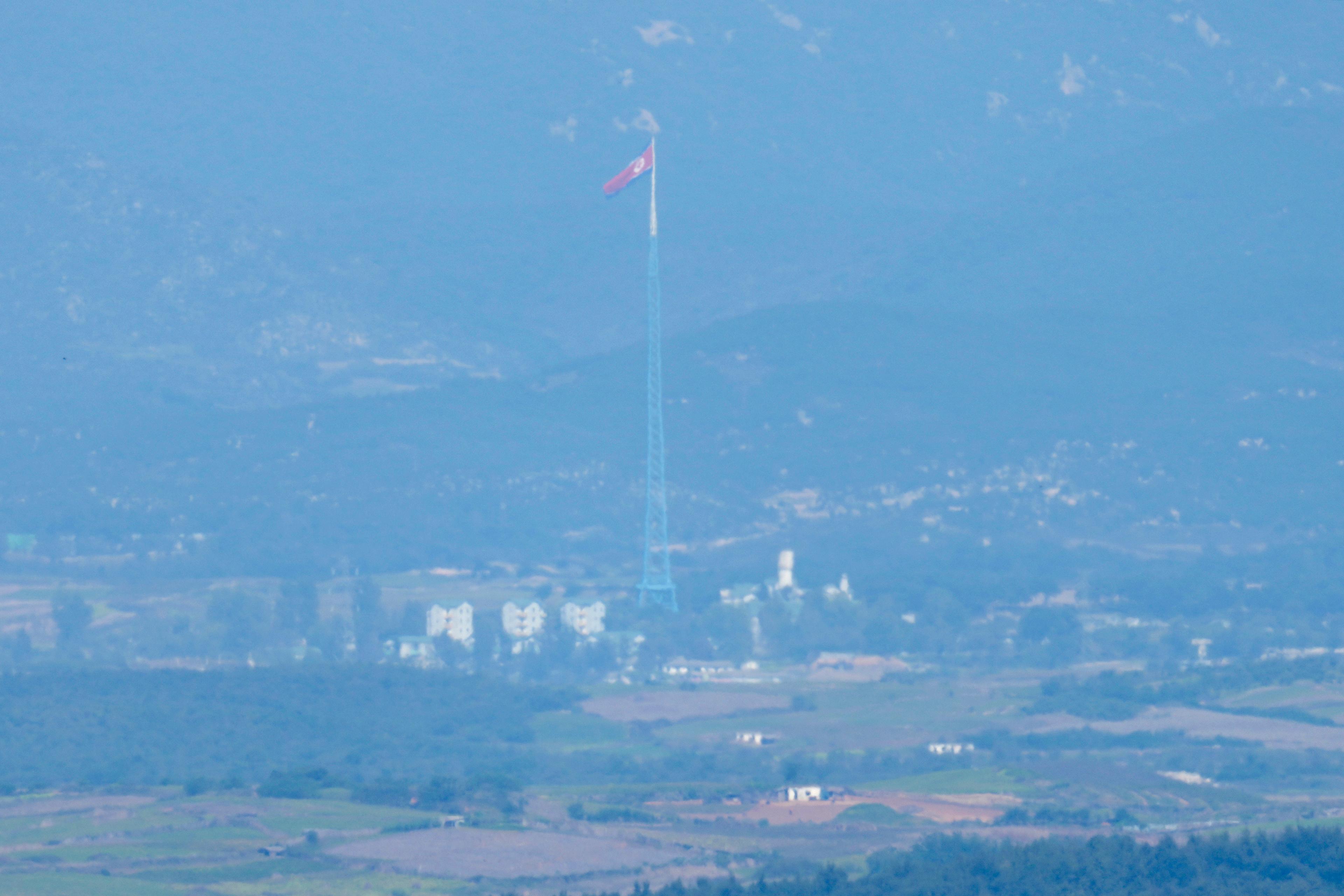 En flagga vajar på den nordkoreanska sidan, sedd från gränsstaden Paju i Sydkorea. Foto: Lee Jin-man/AP/TT