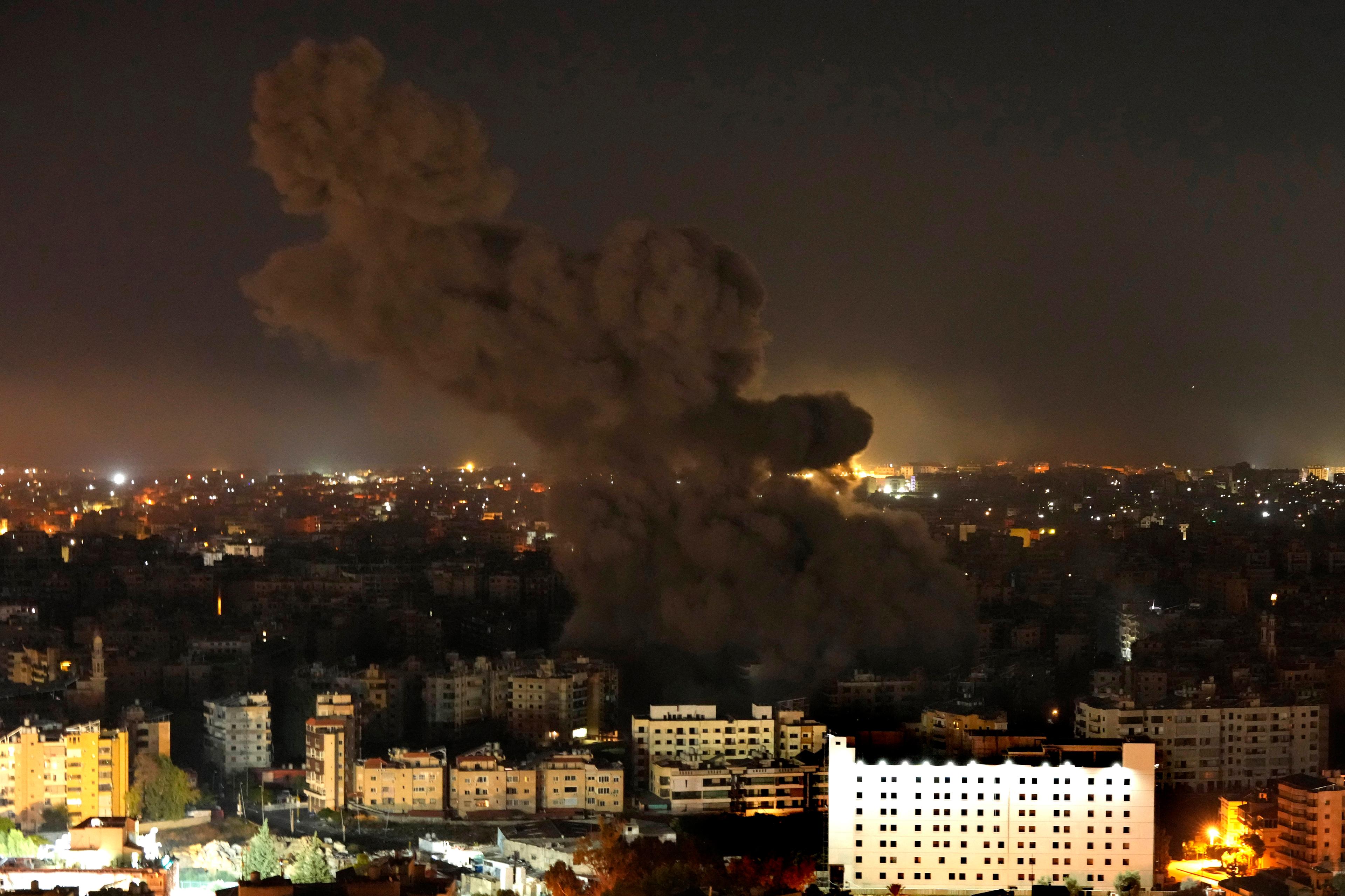 Rök stiger mot himlen efter ett flyganfall i Beirutstadsdelen Dahiyeh på tisdagen. Foto: Hassan Ammar/AP/TT