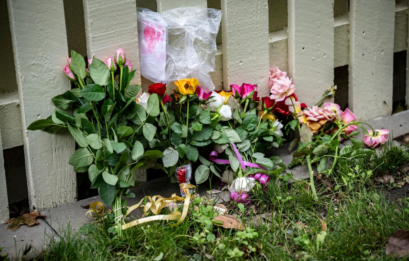 Blommor utanför den lägenhet i Malmö där en man i 50-årsåldern sköts till döds tidigt på måndagsmorgonen. Foto: Johan Nilsson/TT