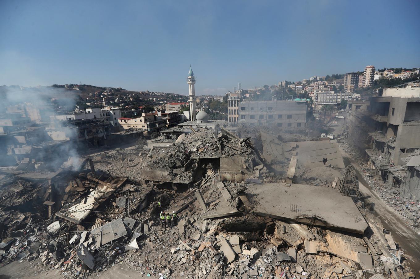 Räddningsarbetare från Hizbollah i ruinerna av förstörda byggnader i staden Nabatieh, södra Libanon. Foto: Mohammad Zaatari/AP/TT